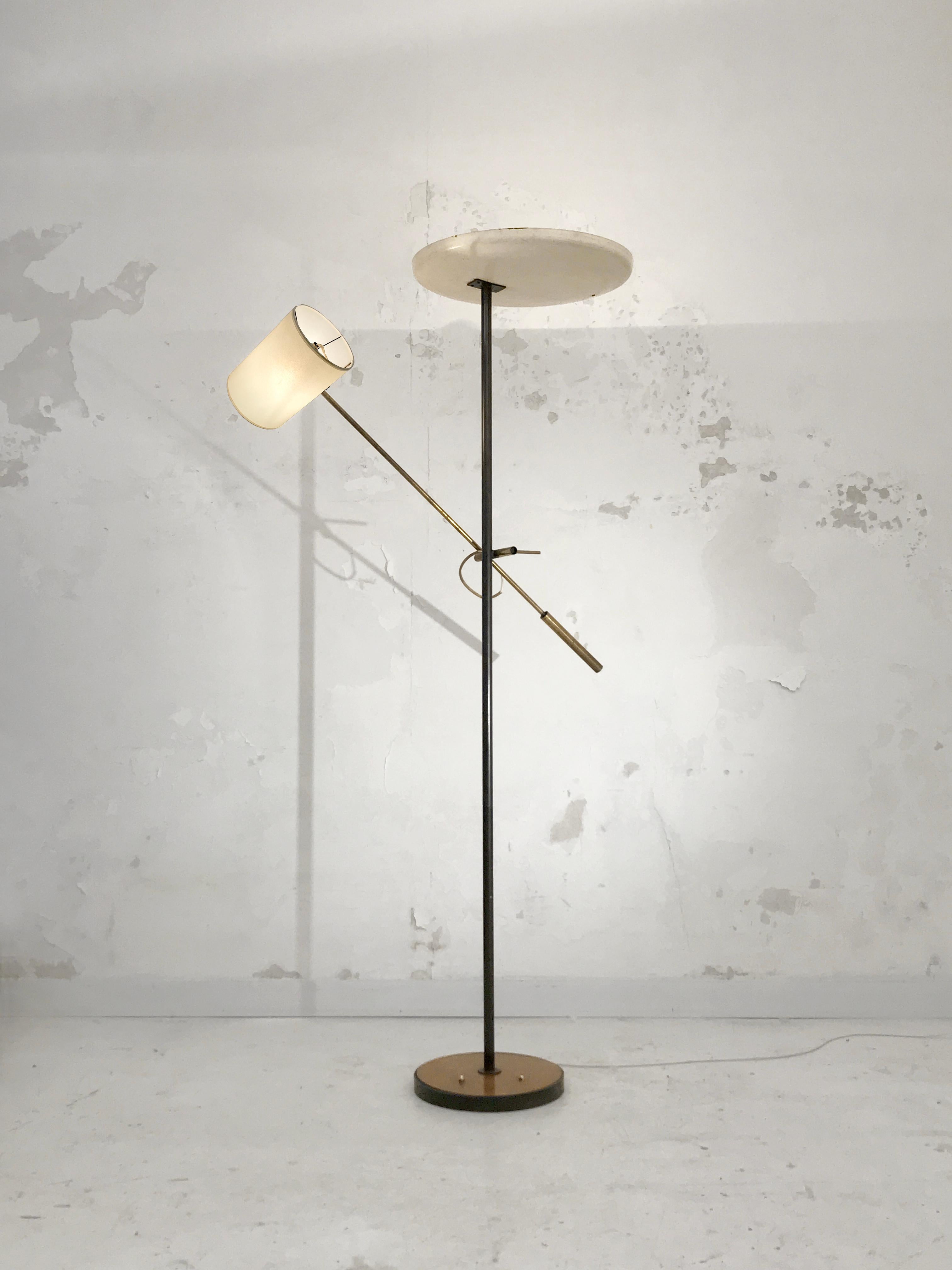 A spectacular counterweighted arm floorlamp, by Georges Frydman, produced by EFA, France 1950.
This rare model is a french masterpiece in the spirit of Gino Sarfatti's early creation :
A simple circular wood base with 2 switches allowing to light