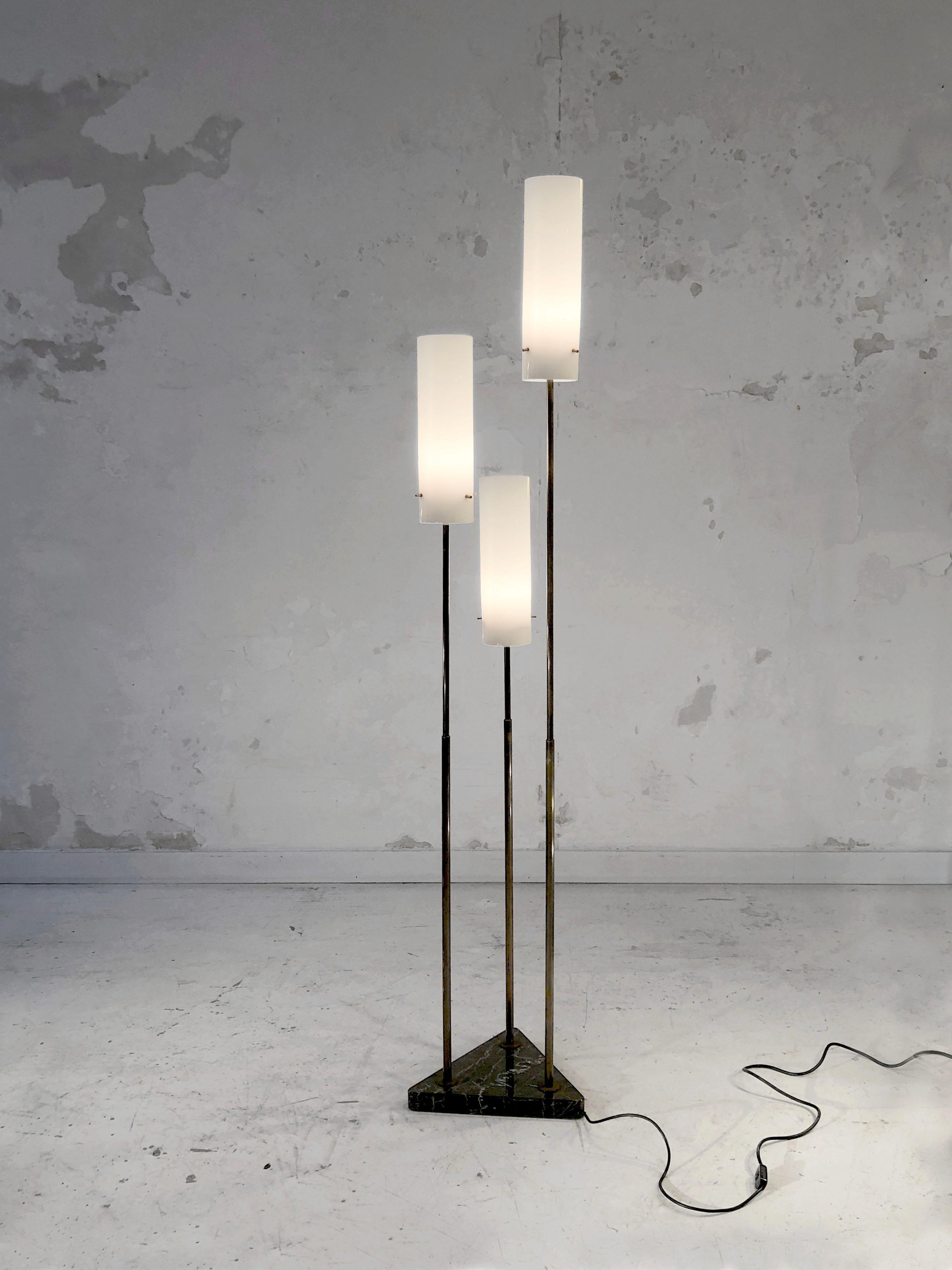 Mid-Century Modern A MID-CENTURY-MODERN FLOOR LAMP in the style of TITO AGNOLI & OLUCE, Italy 1950 For Sale