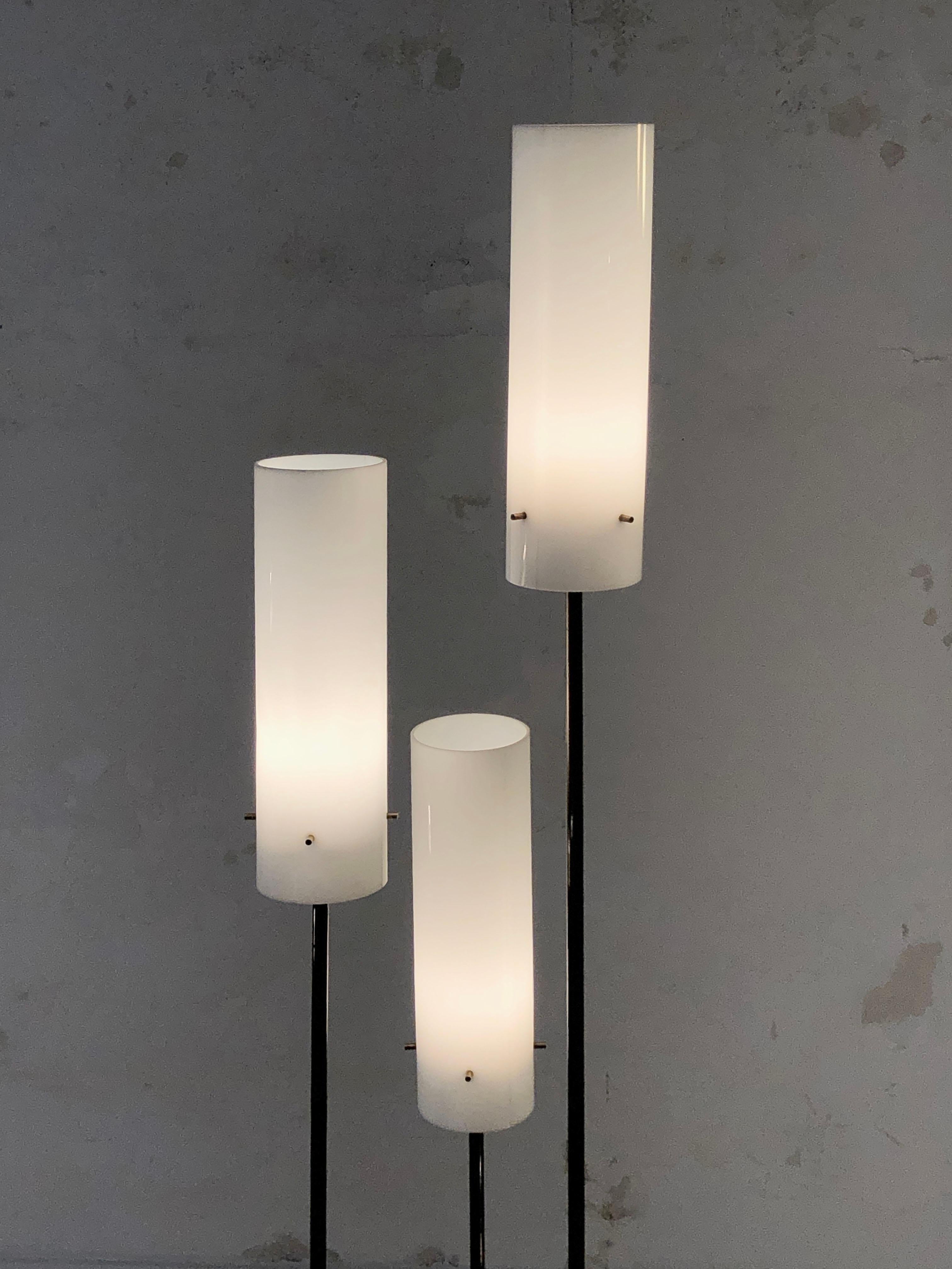 A MID-CENTURY-MODERN FLOOR LAMP in the style of TITO AGNOLI & OLUCE, Italy 1950 In Good Condition For Sale In PARIS, FR