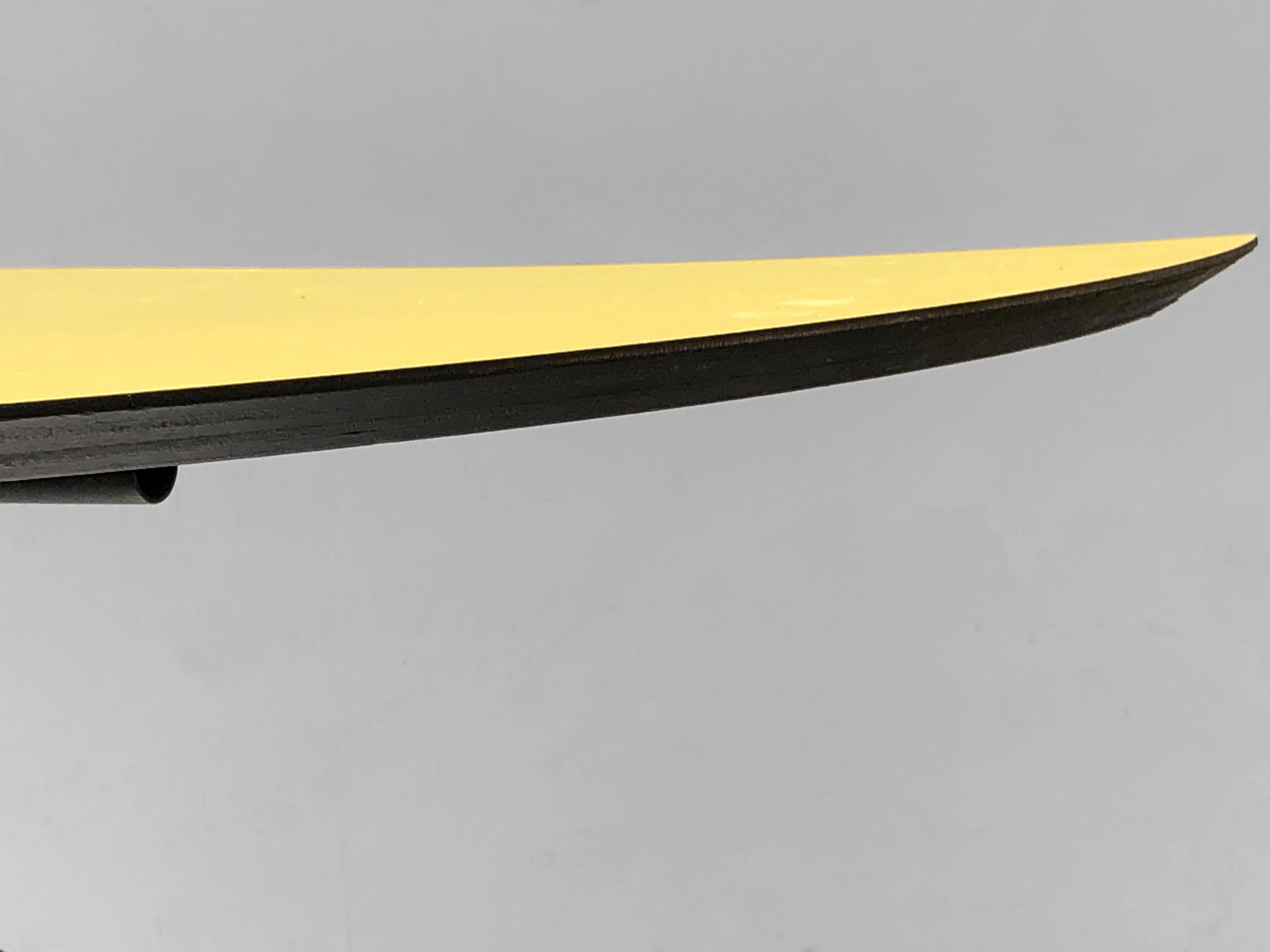 Petite table basse ou d'appoint, Moderniste, Reconstruction, Foldes, superbe structure en tube plié laqué noir et métal, plateau en forme de goutte ou de haricot en contreplaqué jaune pâle, bordure noire, à attribuer, France 1950.

Dans l'esprit des