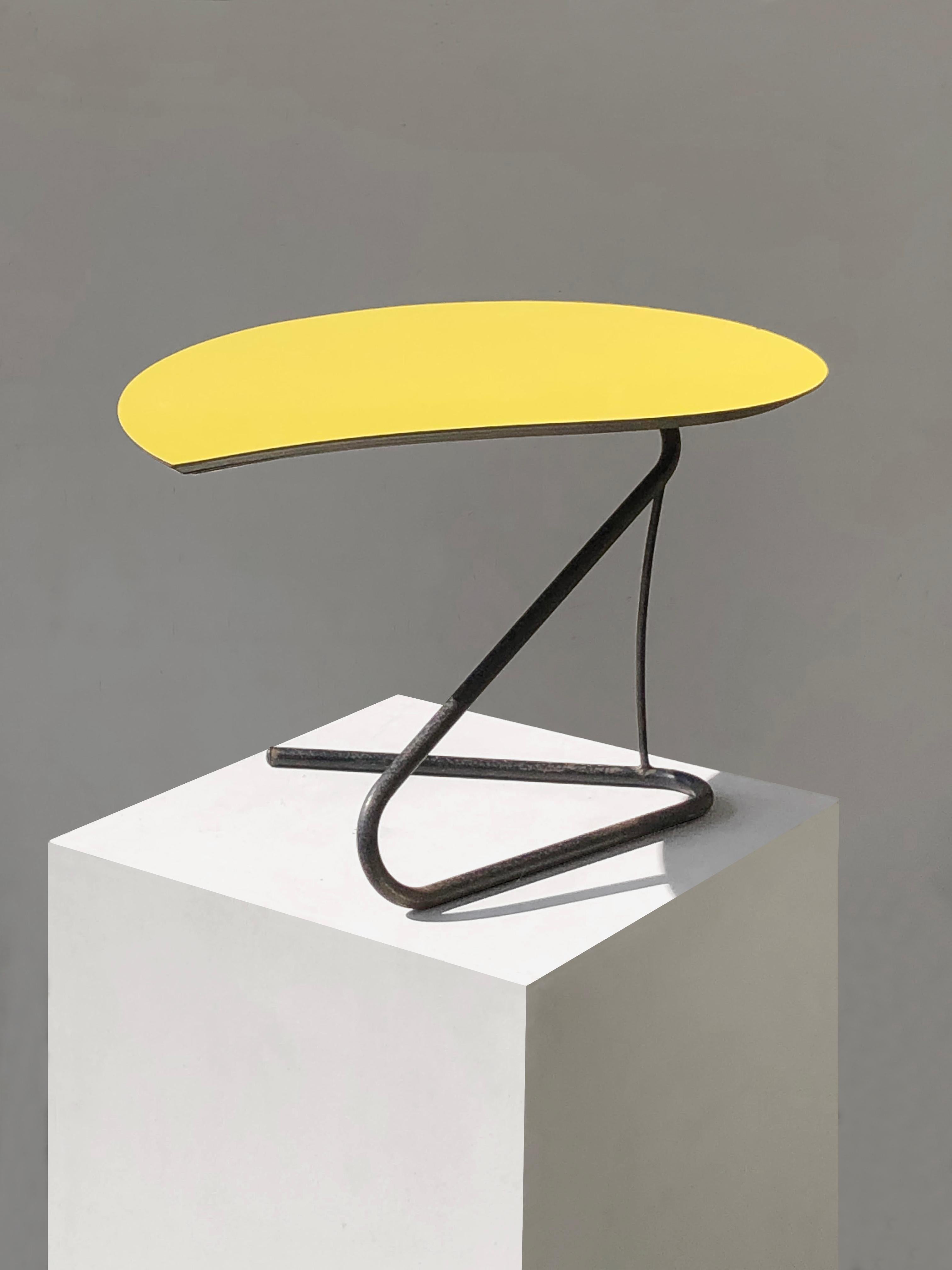 Métal Table d'appoint ou de coiffeuse moderniste de forme libre du milieu du siècle dernier, France, 1950 en vente