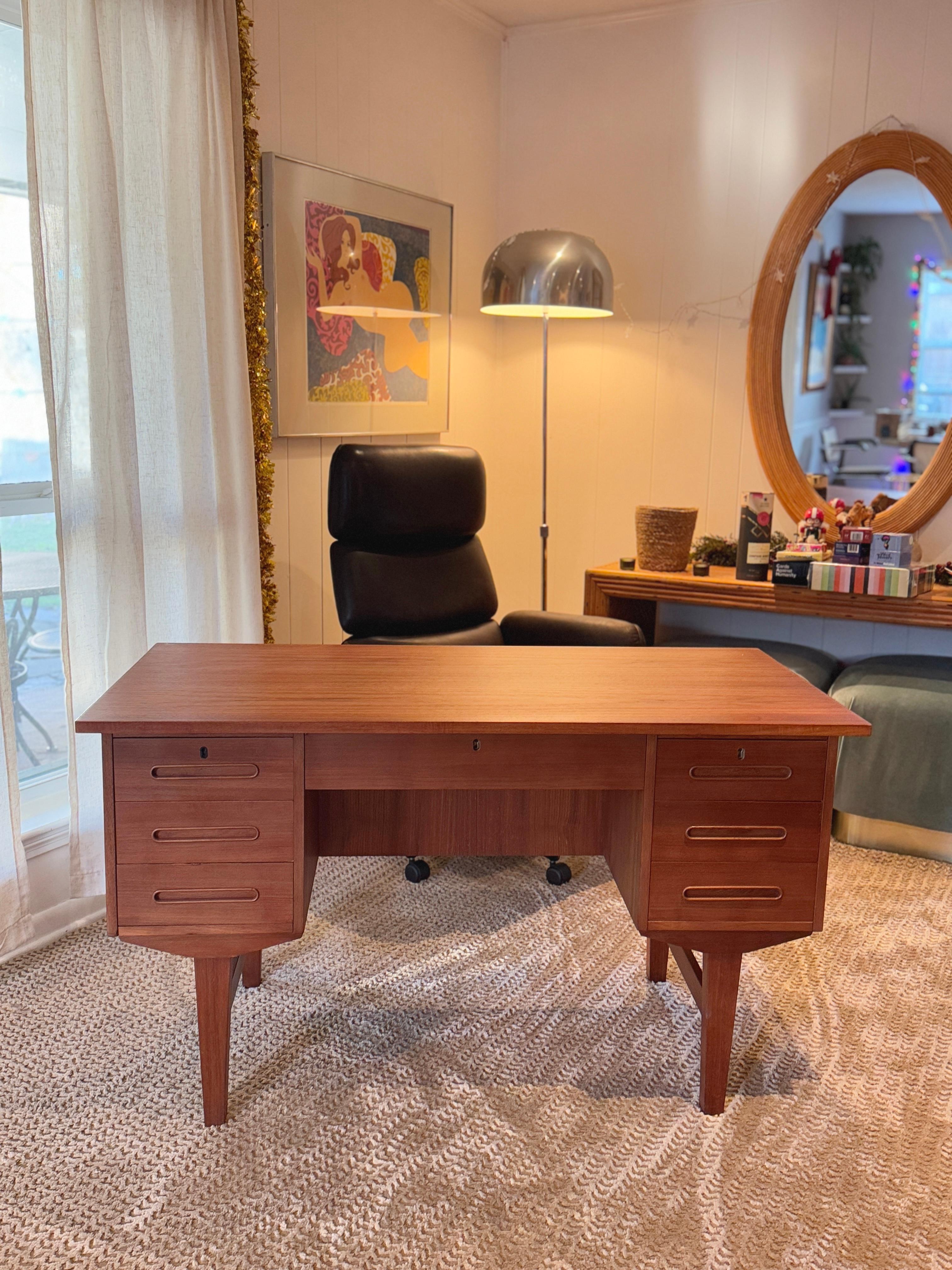 Mid-Century moderno Scrivania frontale moderna di metà secolo realizzata in Danimarca, circa anni '60 in vendita