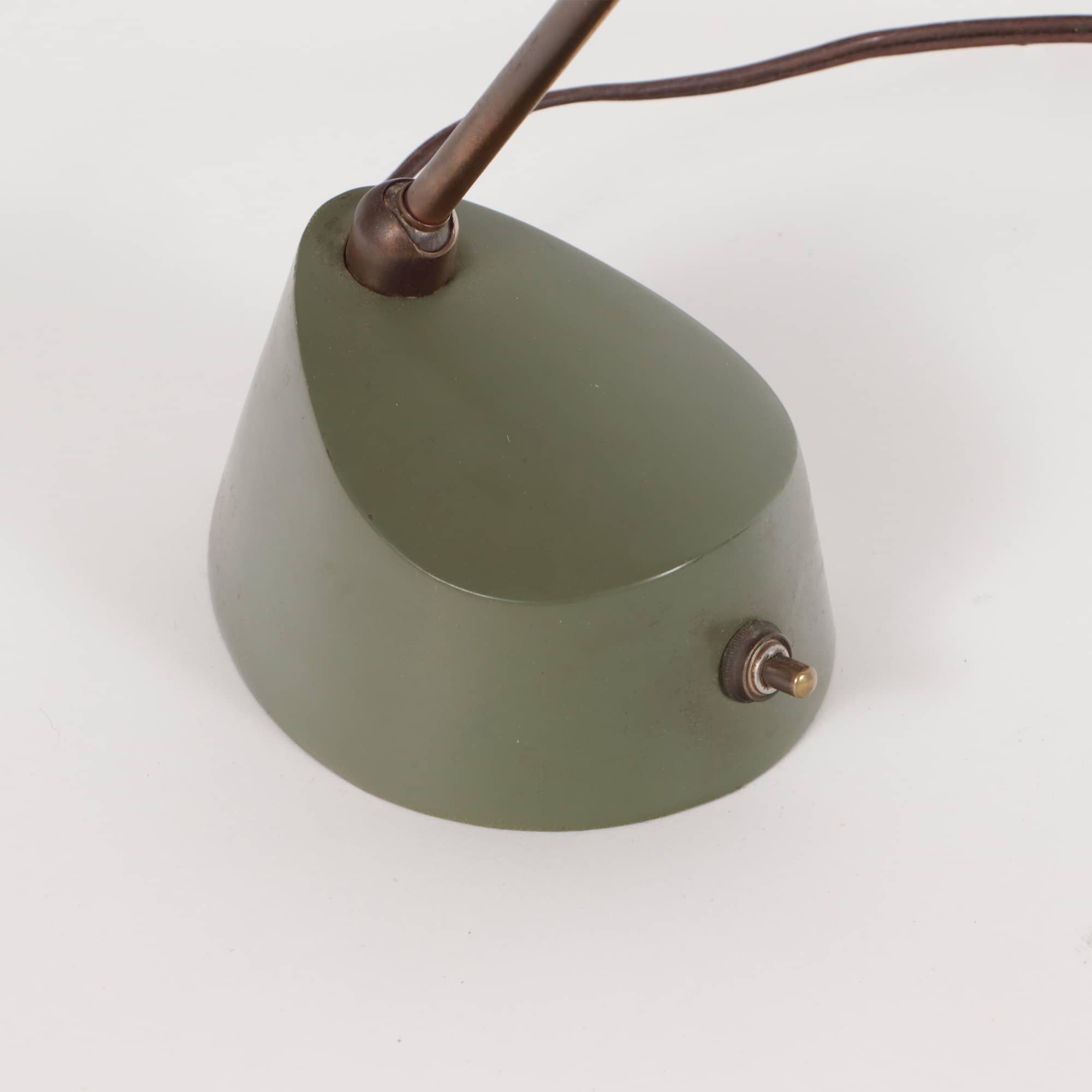 Mid-Century Modern Futuristic Green Enameled Metal and Brass Laurel Desk Lamp  In Good Condition For Sale In Philadelphia, PA