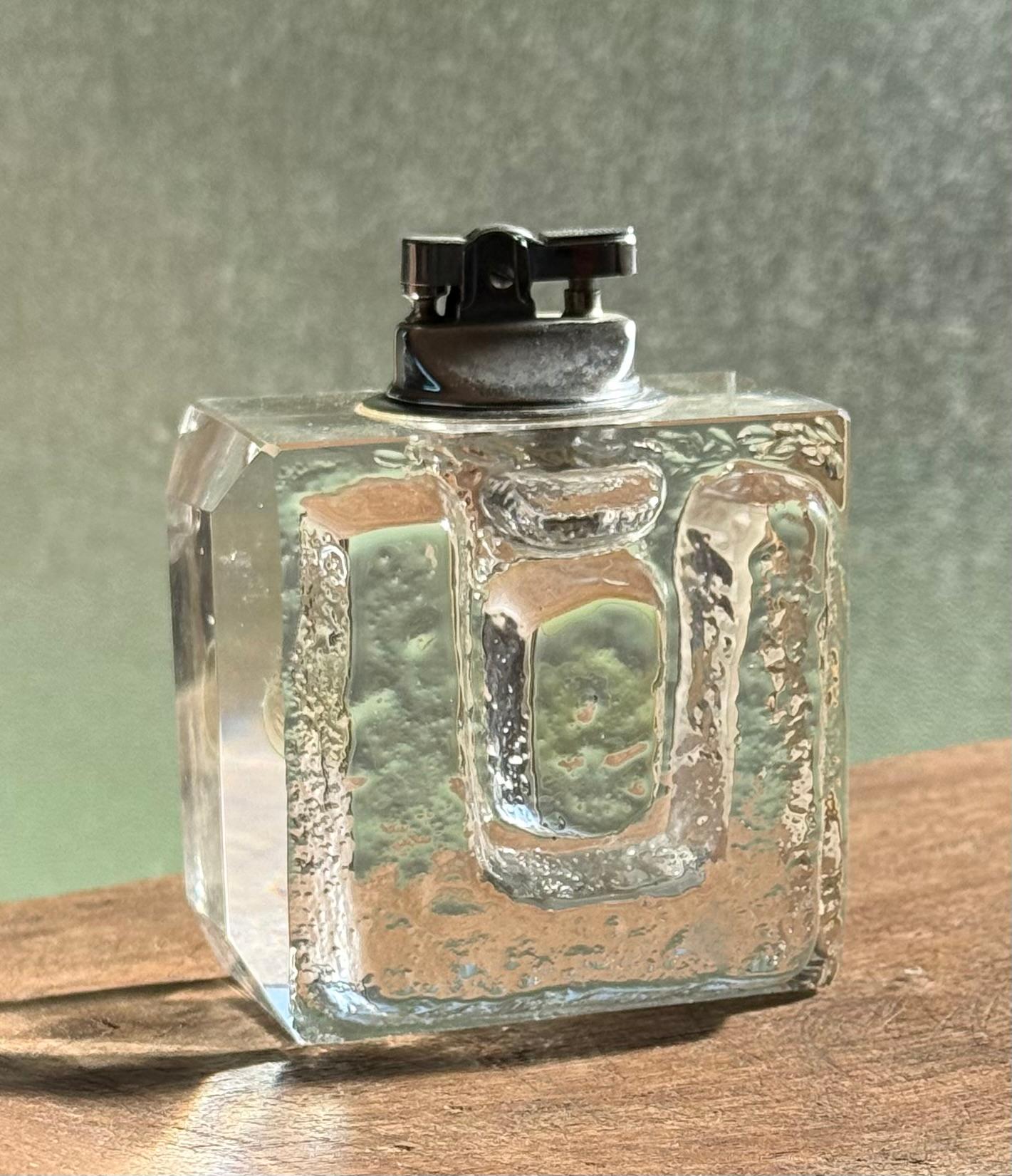 Briquet de table en verre épais taillé, datant du milieu du siècle dernier, vers 1960. Avec l'étiquette d'origine au verso. Il s'agit probablement d'un verre MCM finlandais, car il ressemble beaucoup à la ligne Iitalla de l'époque.