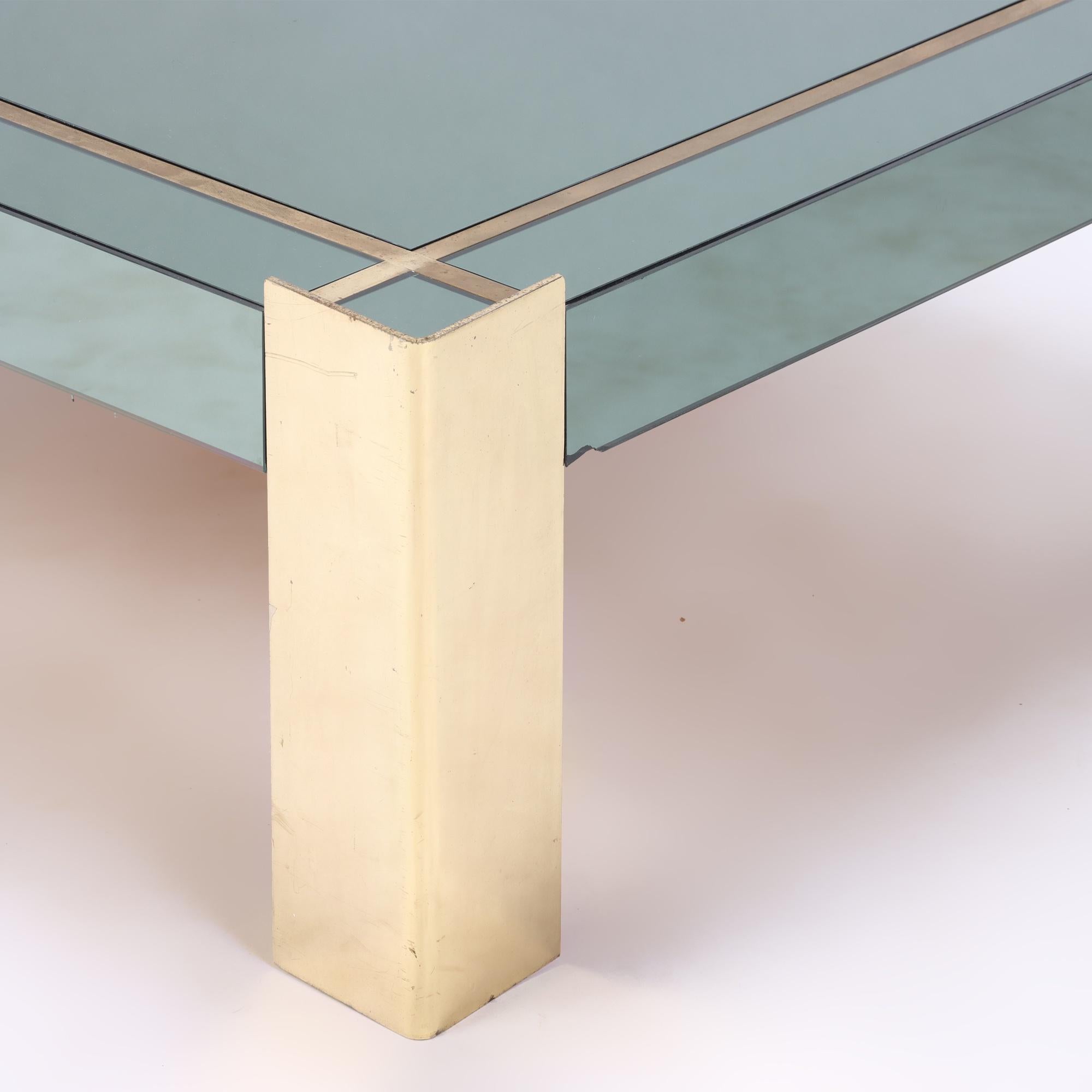 Mid-Century Modern Table basse moderne du milieu du siècle dernier avec plateau en verre, pieds et garnitures en laiton, vers 1970 en vente