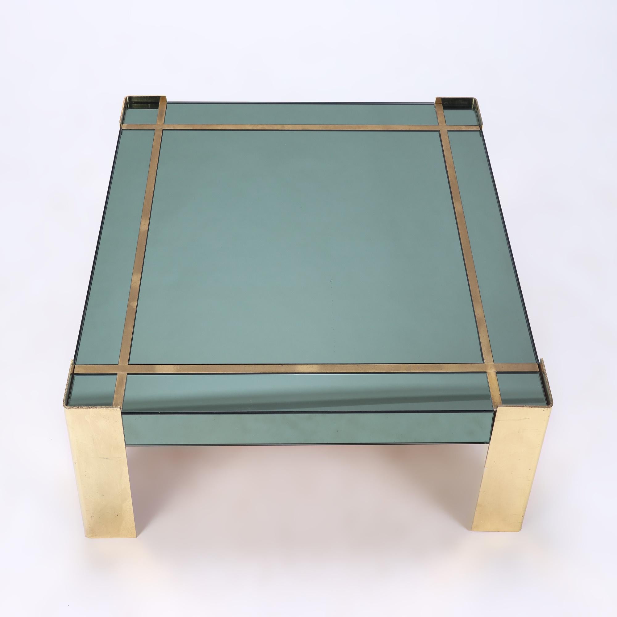 Fin du 20e siècle Table basse moderne du milieu du siècle dernier avec plateau en verre, pieds et garnitures en laiton, vers 1970 en vente