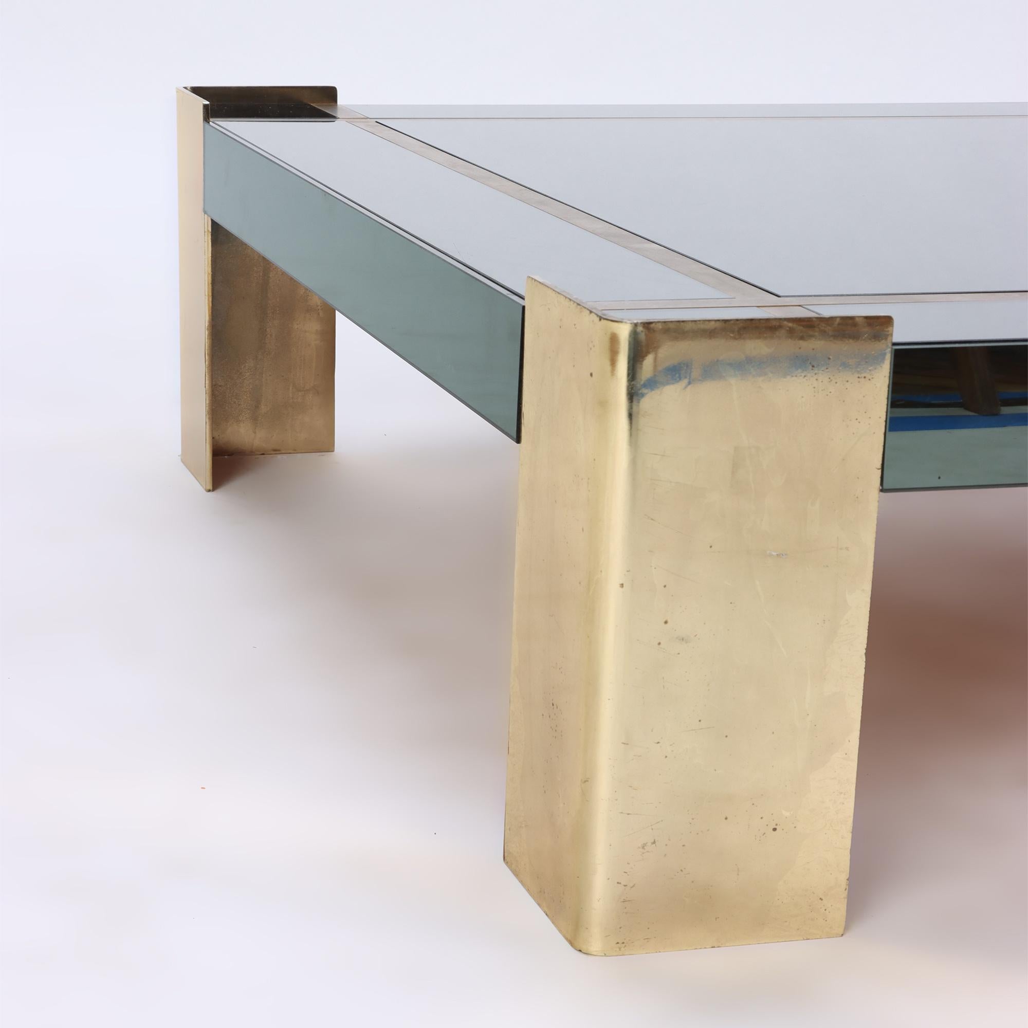 Verre Table basse moderne du milieu du siècle dernier avec plateau en verre, pieds et garnitures en laiton, vers 1970 en vente
