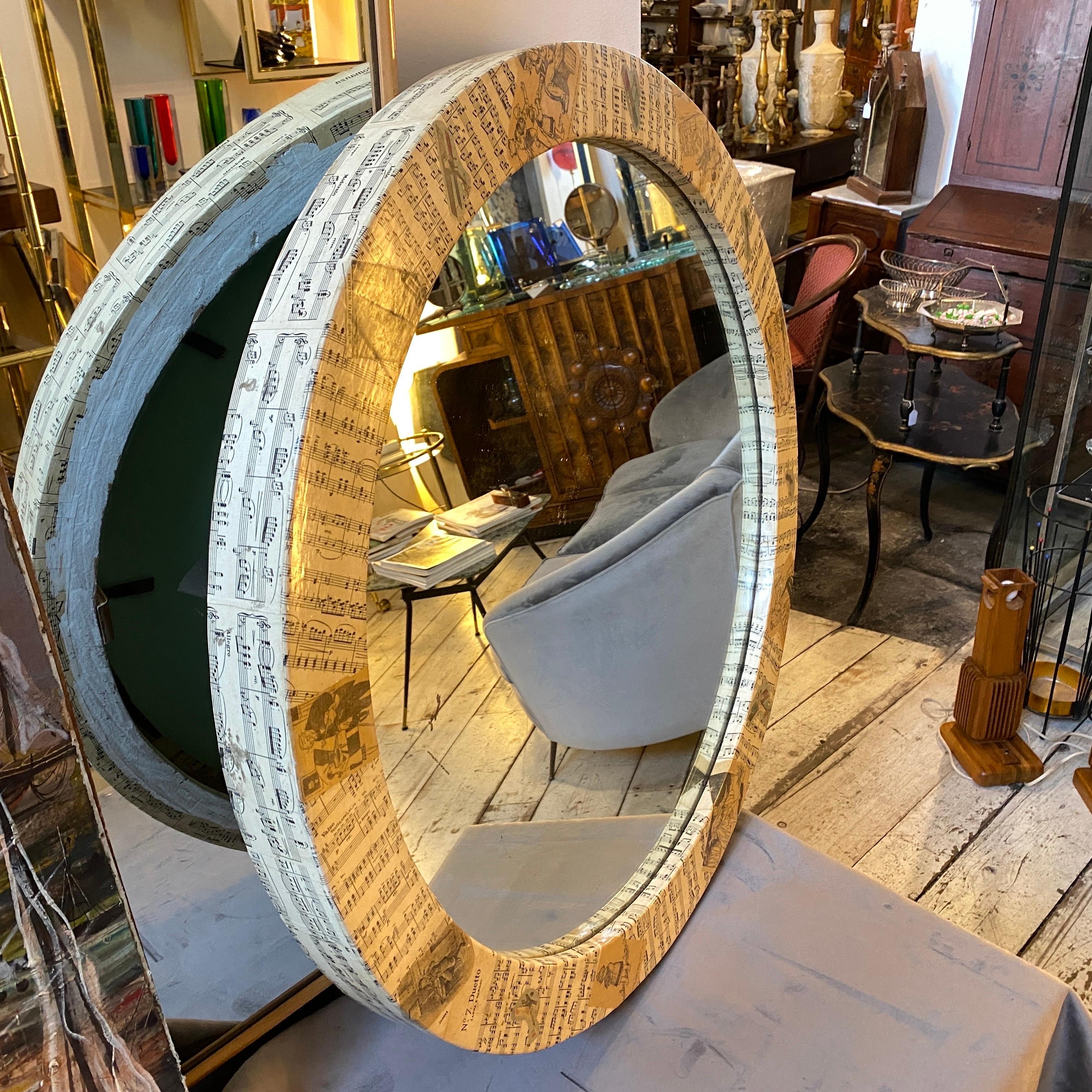 Un étonnant miroir mural rond fabriqué à la main et décoré de vieilles partitions d'opéras italiens. Le résultat est un bel exemple du style italien du milieu du siècle. L'informatique a été réalisée dans les années 60.