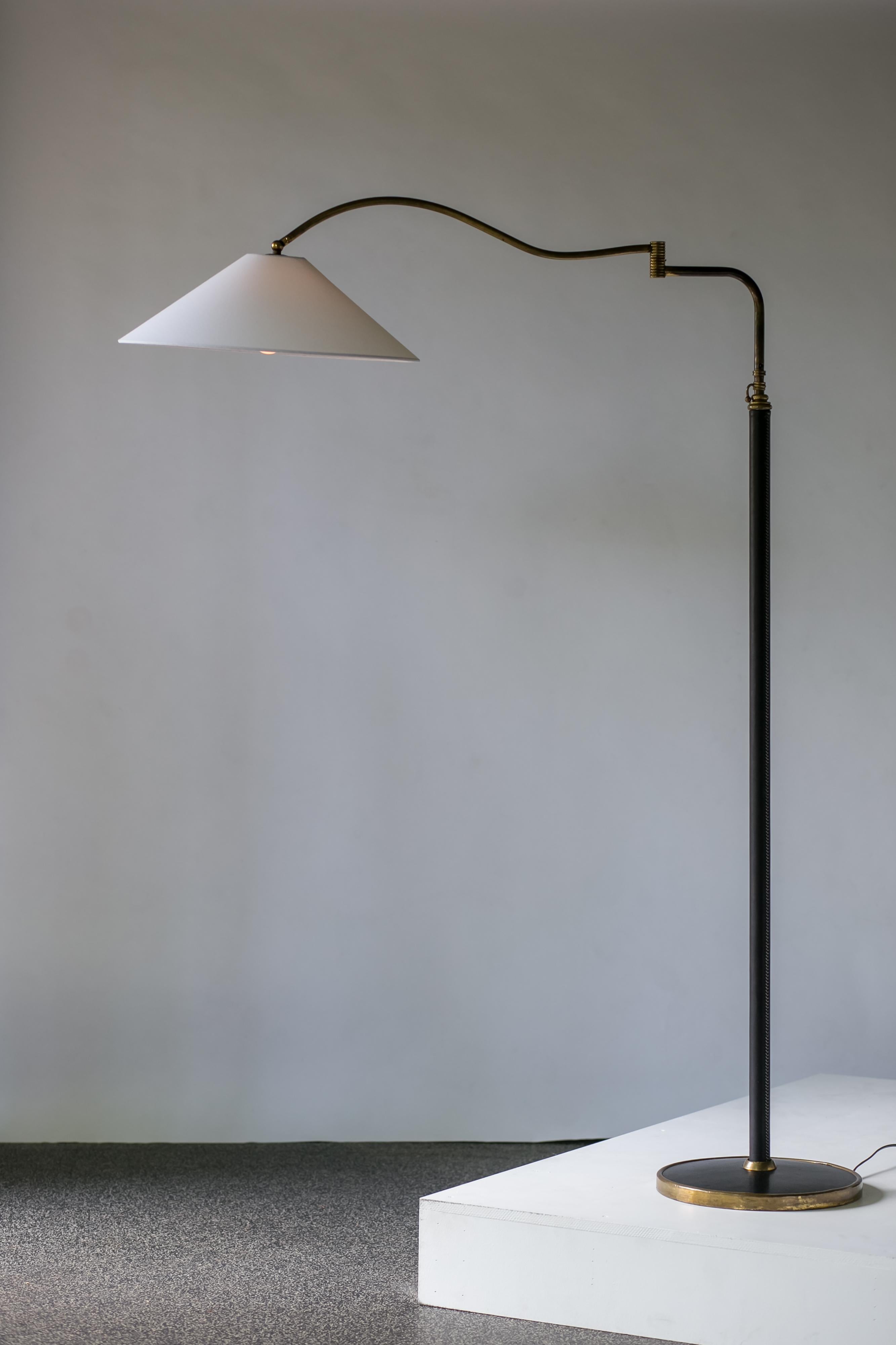 Mid-Century Modern Italian Floor Lamp In Brass, Black Leather and White Linen In Good Condition In Bend, OR