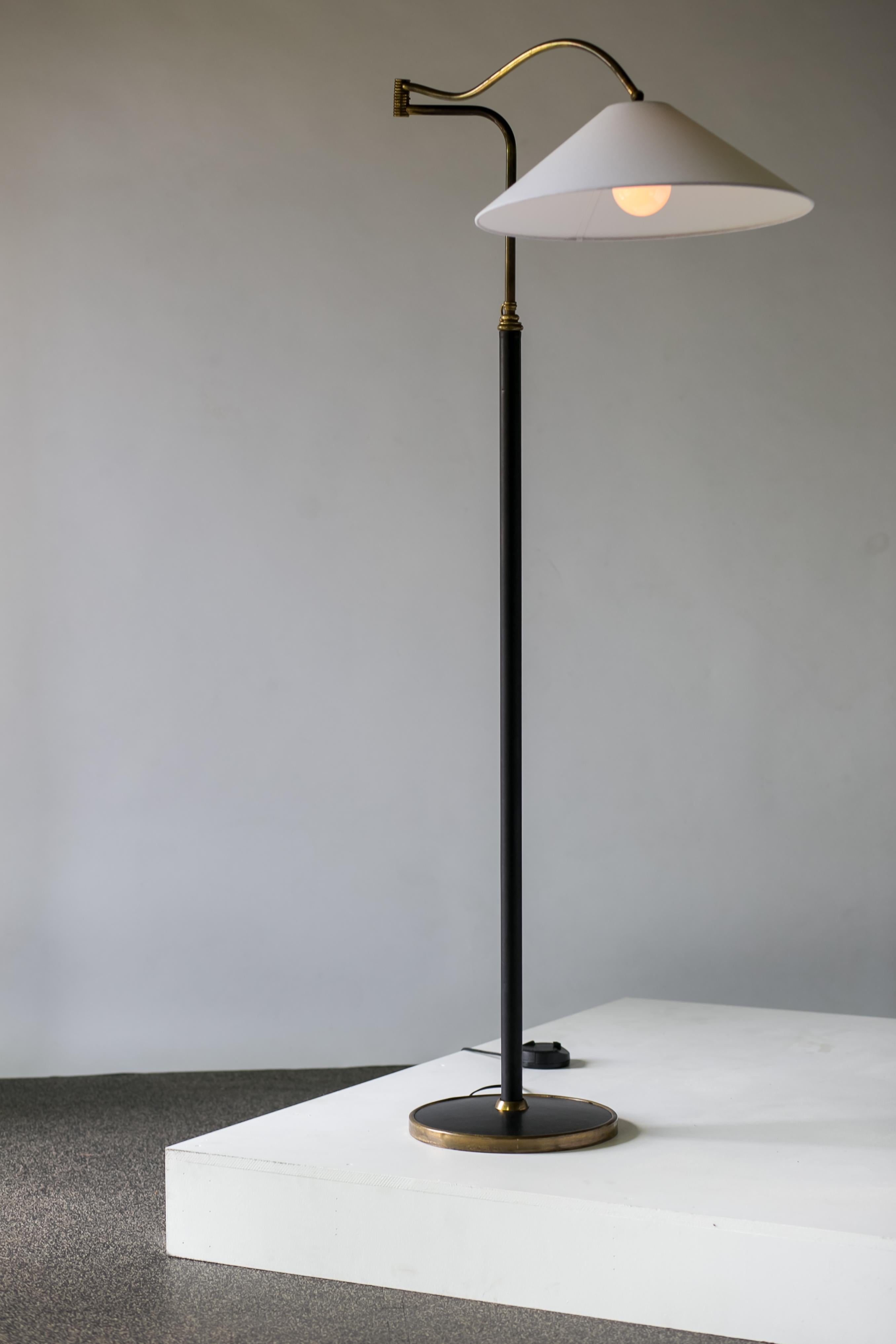 20th Century Mid-Century Modern Italian Floor Lamp In Brass, Black Leather and White Linen