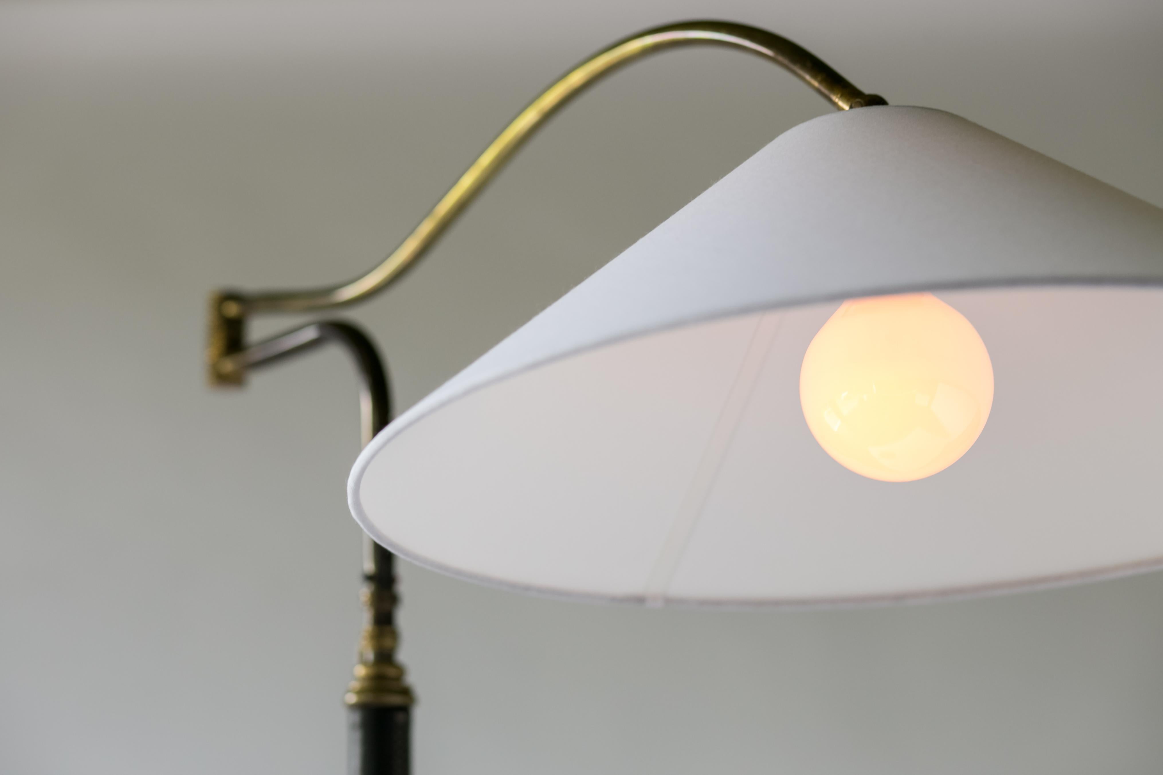 Mid-Century Modern Italian Floor Lamp In Brass, Black Leather and White Linen 1