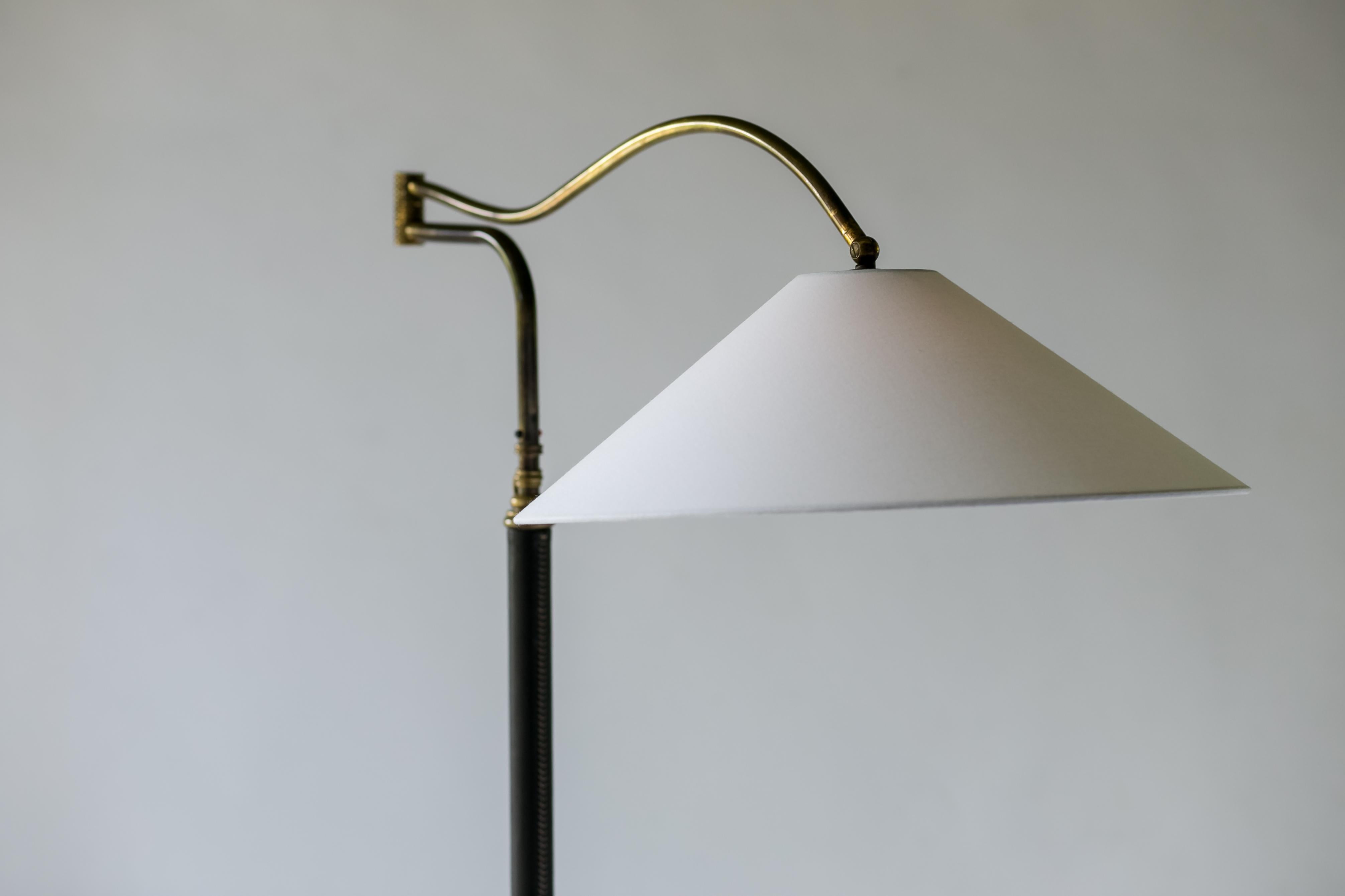 Mid-Century Modern Italian Floor Lamp In Brass, Black Leather and White Linen 2