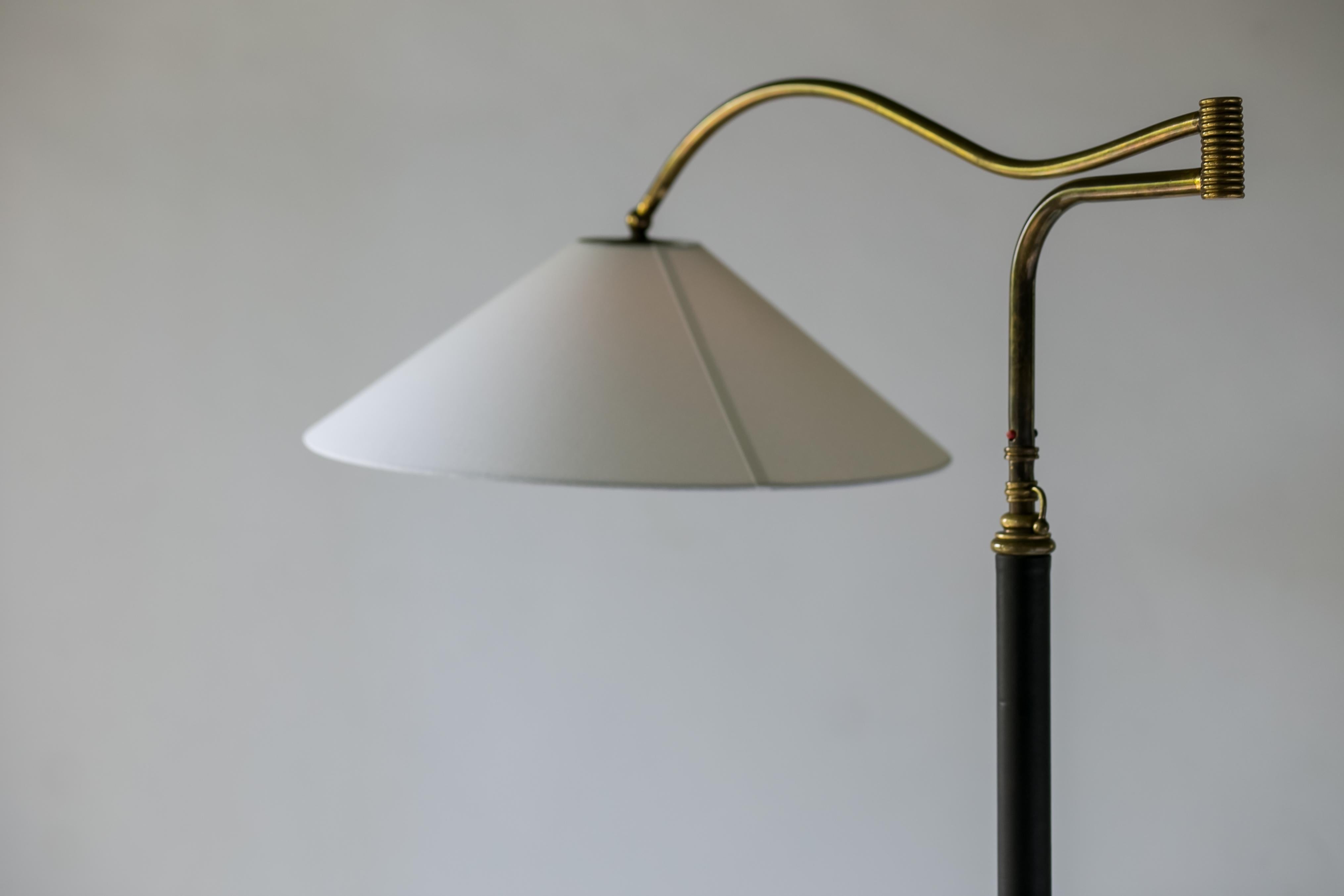 Mid-Century Modern Italian Floor Lamp In Brass, Black Leather and White Linen 3