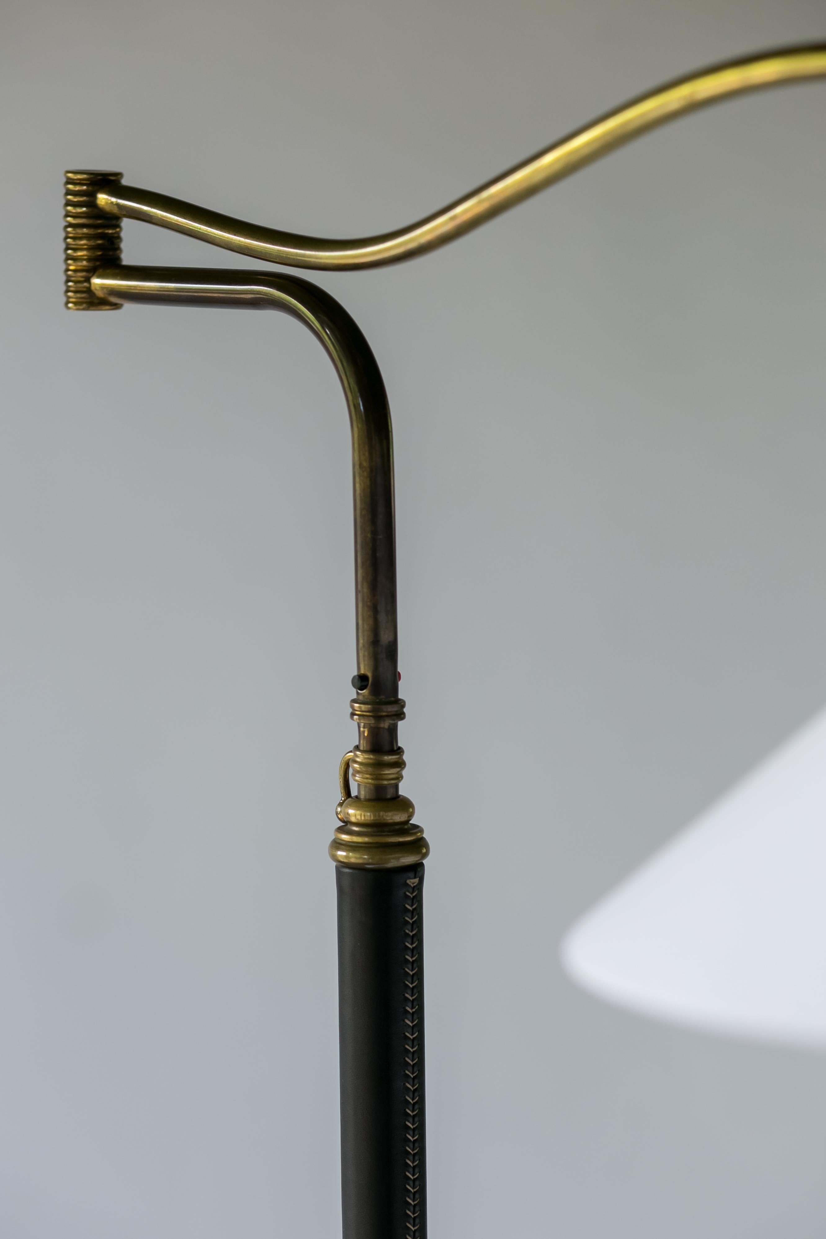 Mid-Century Modern Italian Floor Lamp In Brass, Black Leather and White Linen 4