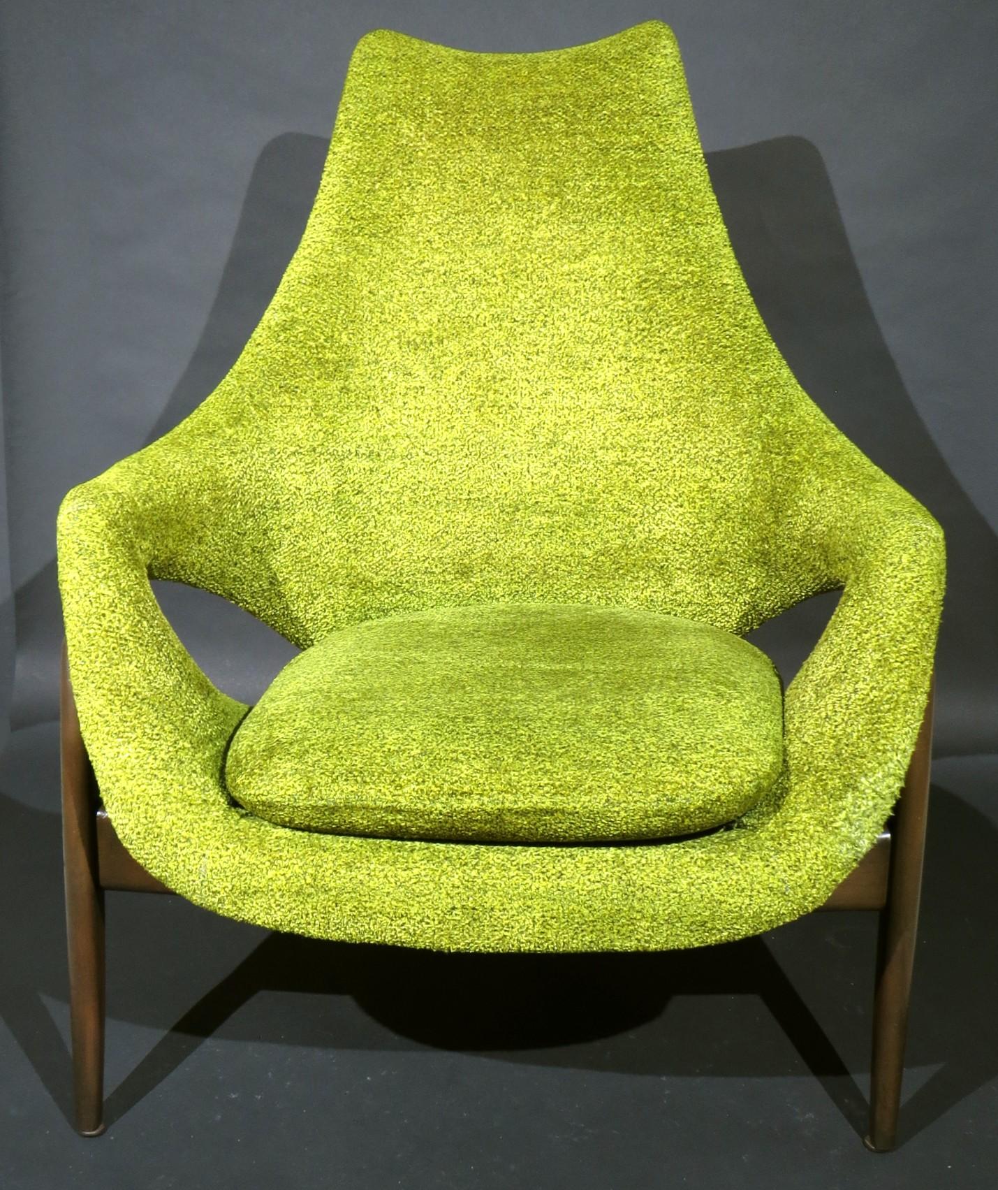 Ein sehr guter MCM-Sessel, entworfen von Luigi Tiengo für Cimon Ltd. in Montreal, Kanada. Das Gestell ist mit einem scheinbar originalen avocadogrünen Stoff gepolstert, zusammen mit dem passenden losen Kissen, das auf dem originalen Dreikornsockel
