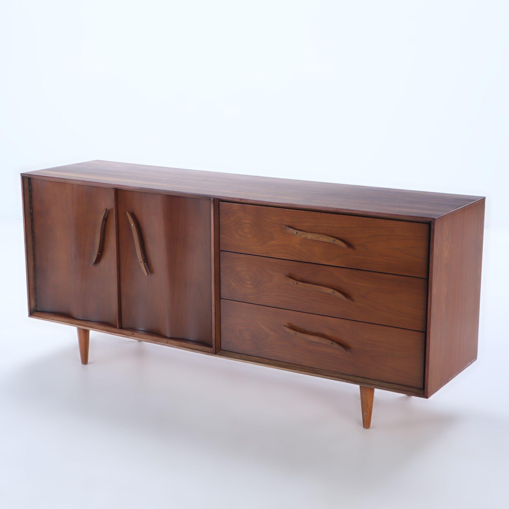 A Mid-Century Modern low boy dresser In Good Condition For Sale In Philadelphia, PA