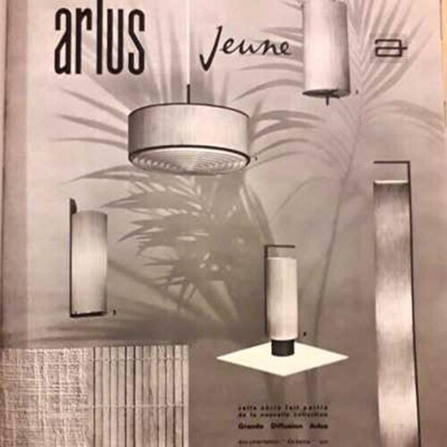 An elegant cylindrical pendant chandelier, Modernist, Bauhaus, Free Form, Constructivist, in black lacquered metal and thin strips of wood, Arlus edition, France 1950.
A model with radical finishes and very good quality for Arlus, in the spirit of