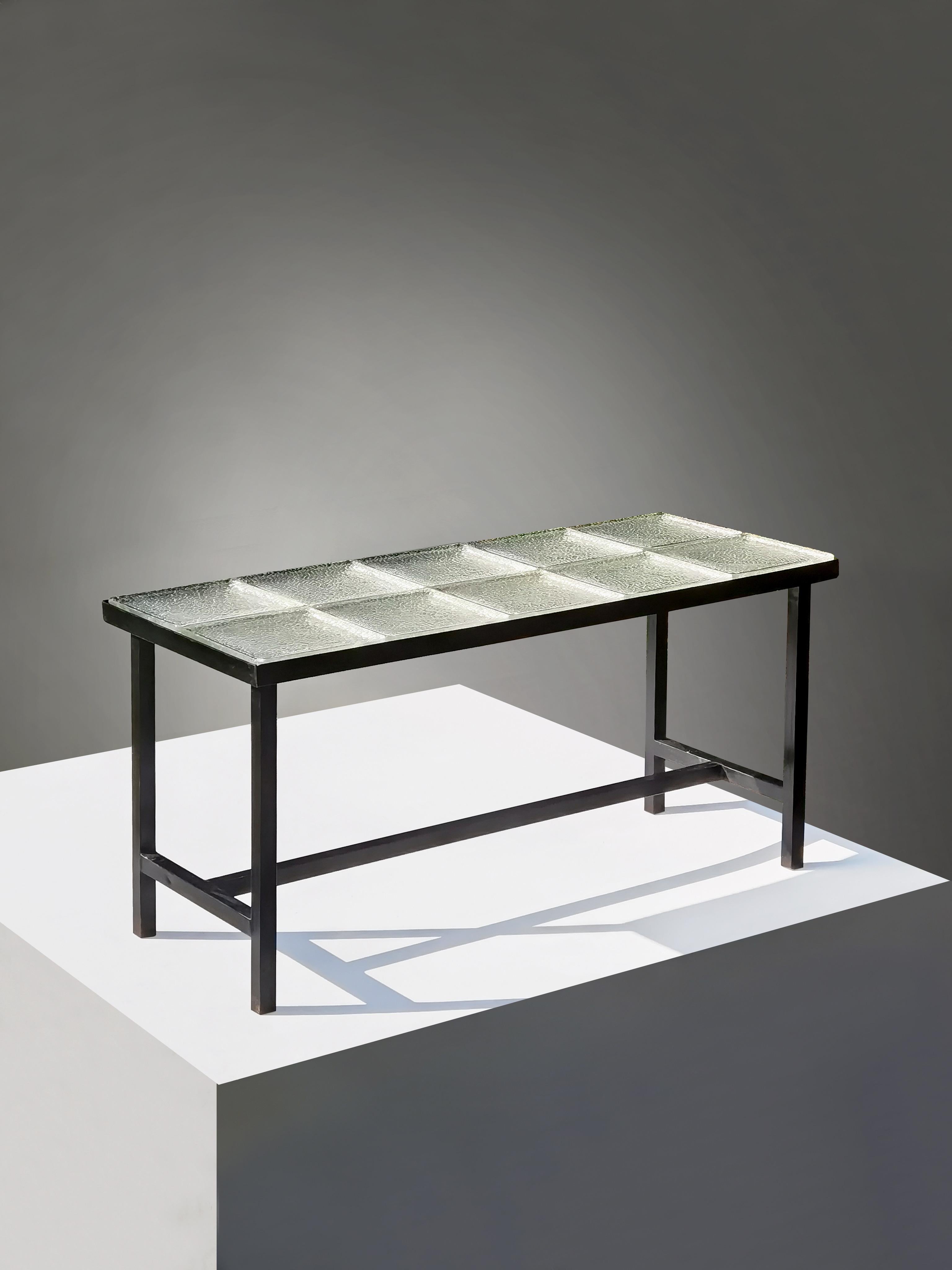 Élégante table basse rectangulaire architecturale et carrée, Mod-Century-Modern, Modernist, Constructivist, structure géométrique noire en tubes métalliques de section carrée, avec une composition graphique de 10 épais verres carrés 