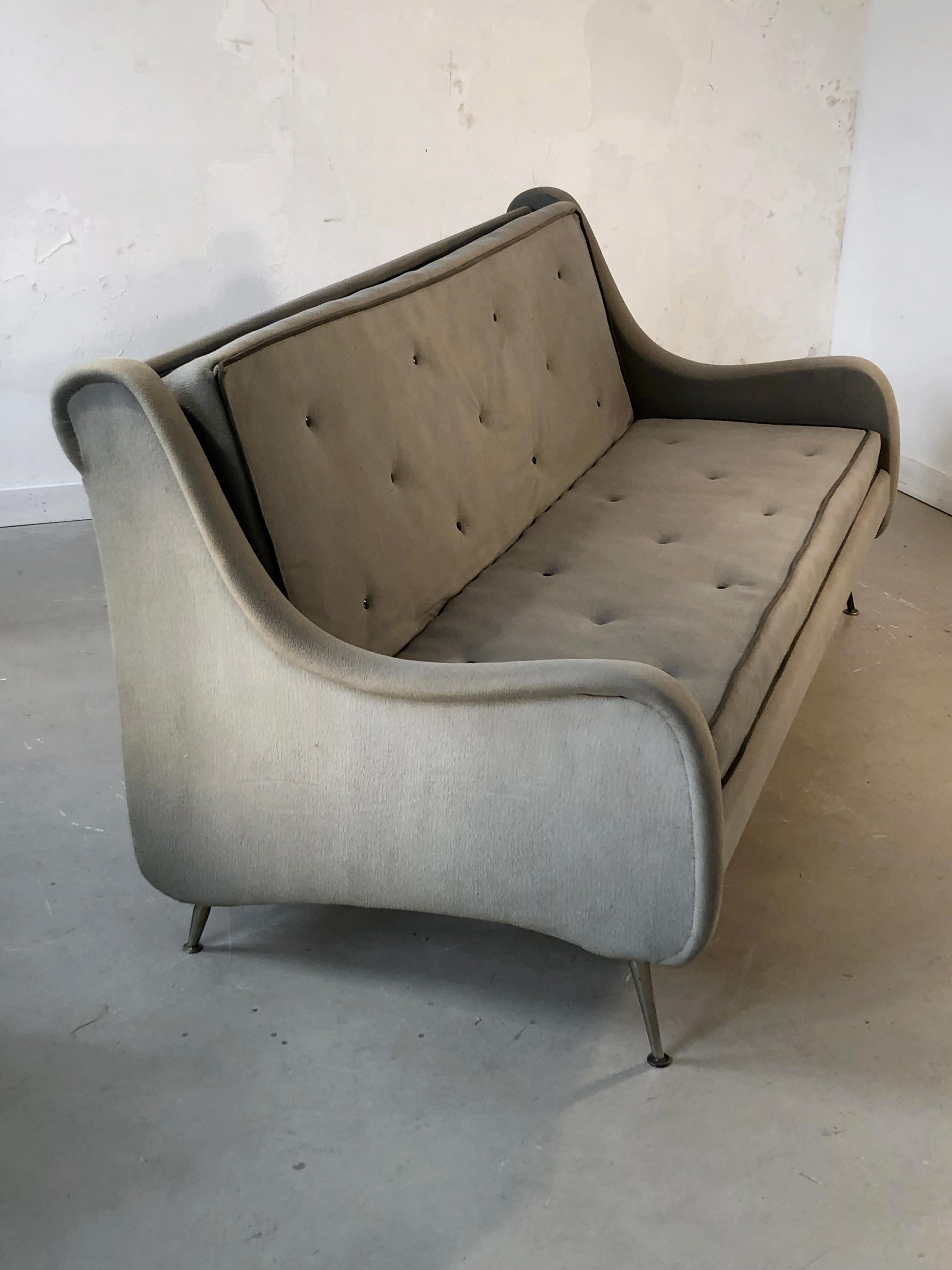 Ein authentisches und sehr bequemes Schlafsofa mit einem umwandelbaren System, Modernist, Rekonstruktion, freie Form, mit großzügigen geschwungenen Linien und dicken Sitzen in hervorragendem originalen getufteten grauen Filz, zugeschrieben Erton,