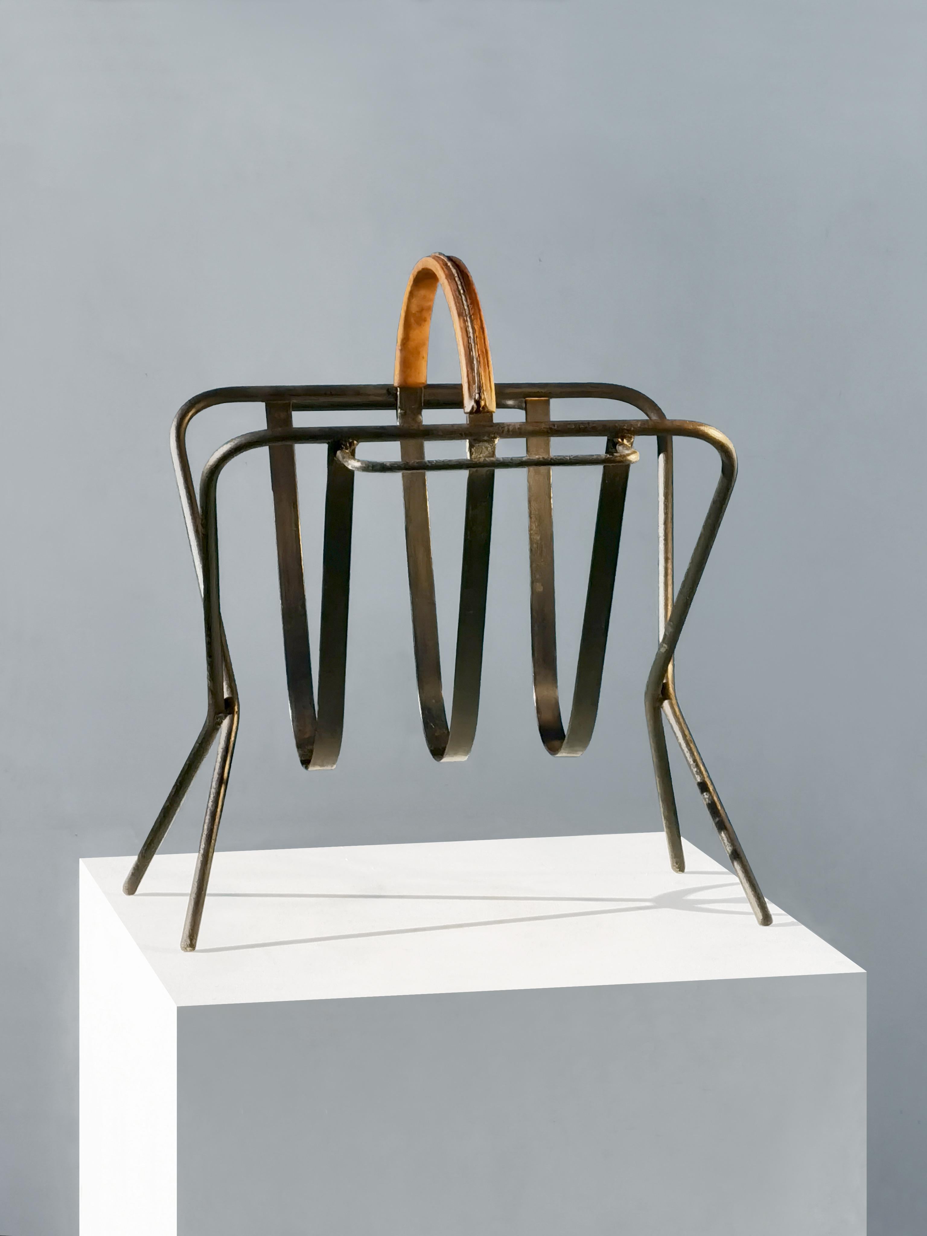 Un portariviste autentico, bello e altamente decorativo del Mid-Century-Modern, Modern-Decor, in metallo laccato nero e pelle Cognac 
