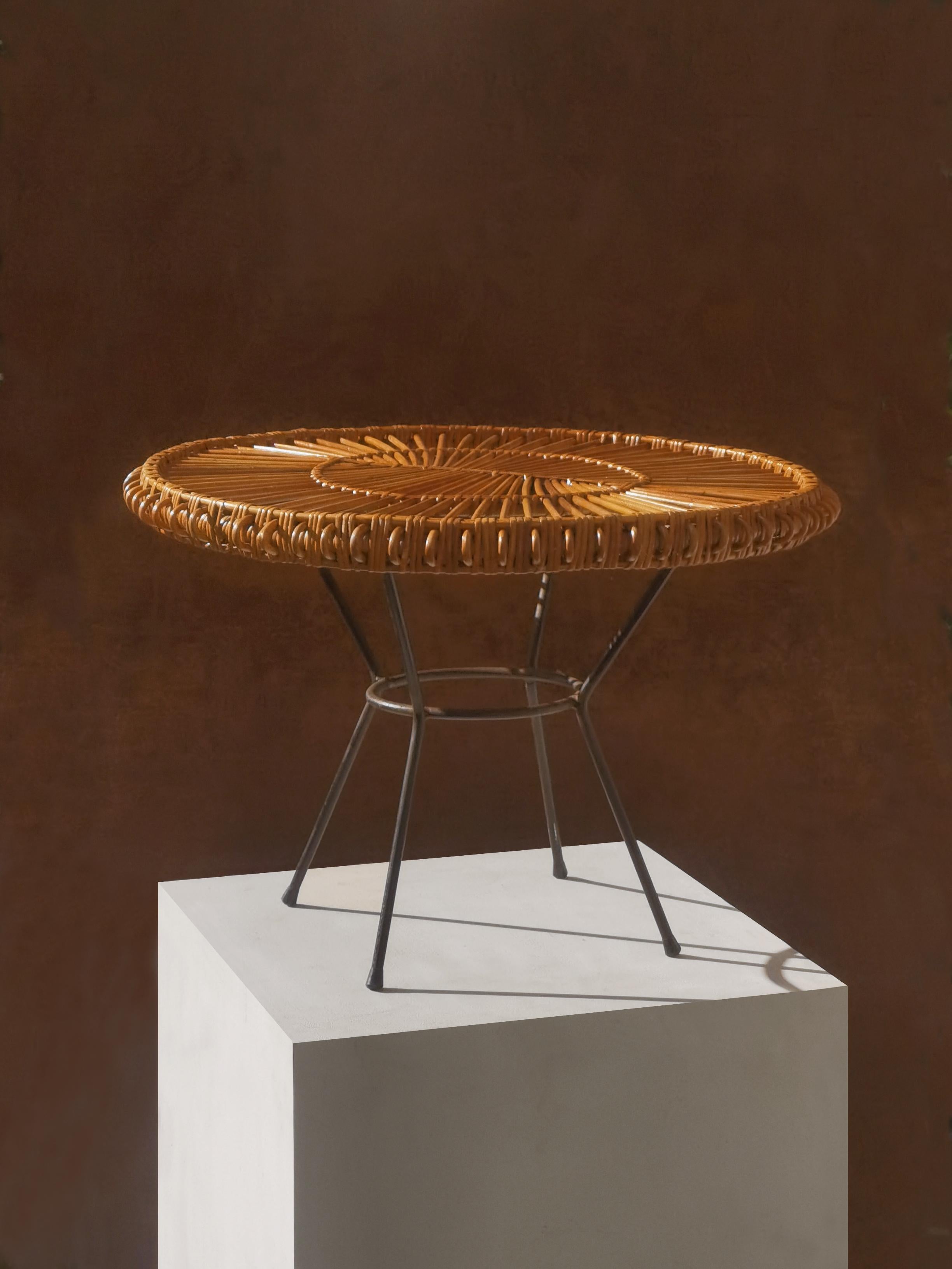Table D'appoint en rotin moderniste du milieu du siècle dernier, France 1950 en vente 3