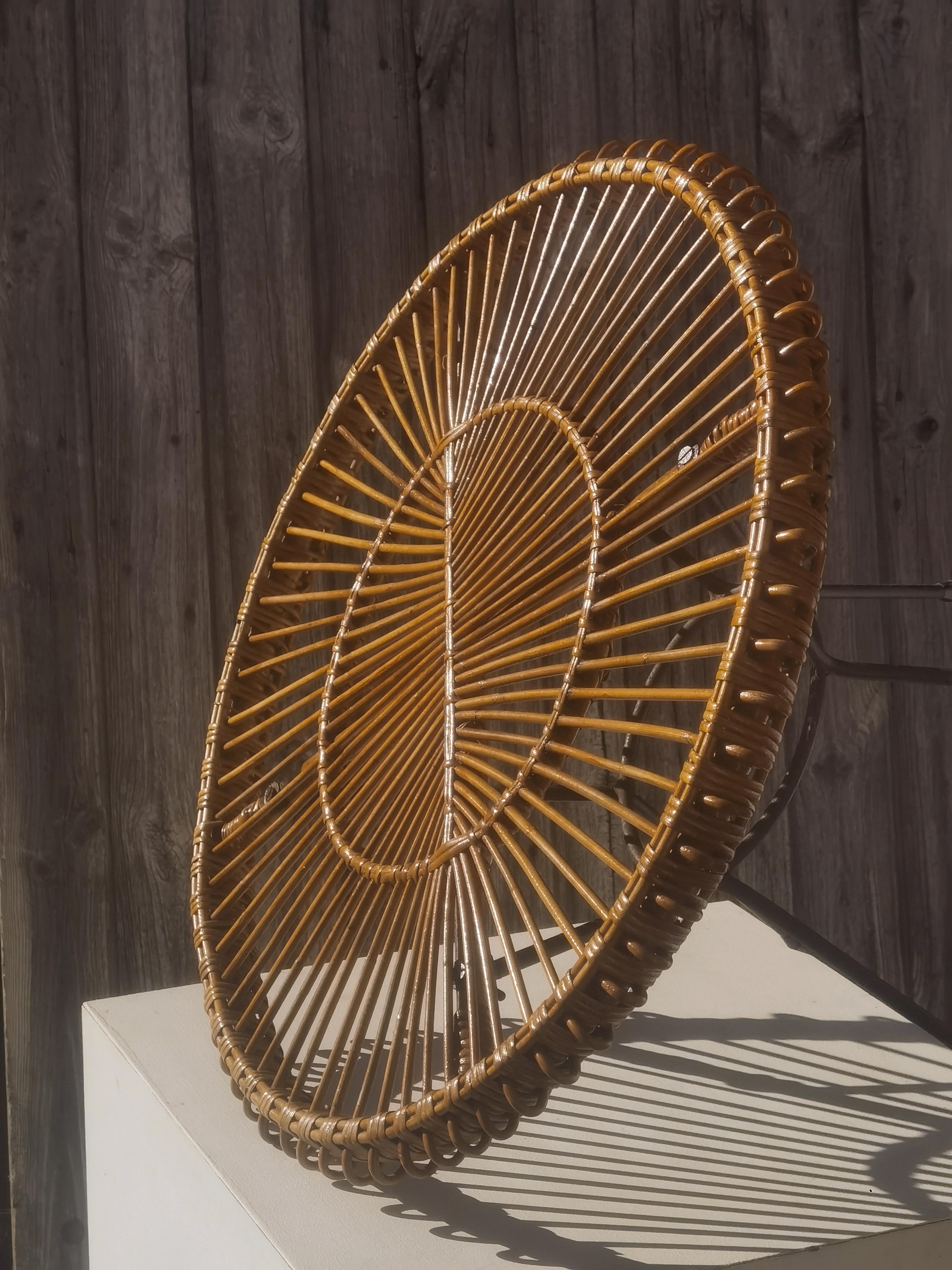 Table D'appoint en rotin moderniste du milieu du siècle dernier, France 1950 en vente 4