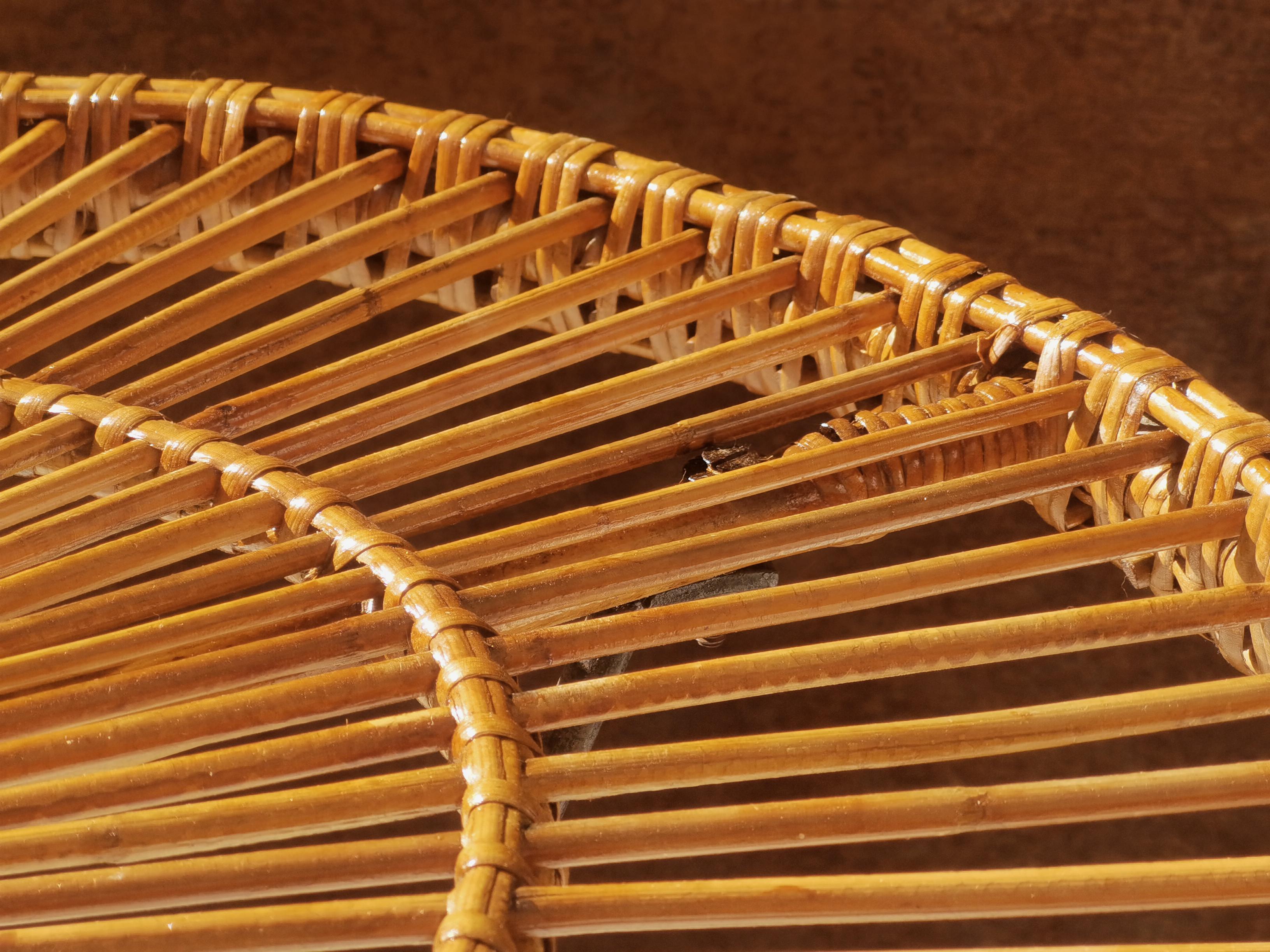 Table D'appoint en rotin moderniste du milieu du siècle dernier, France 1950 en vente 1
