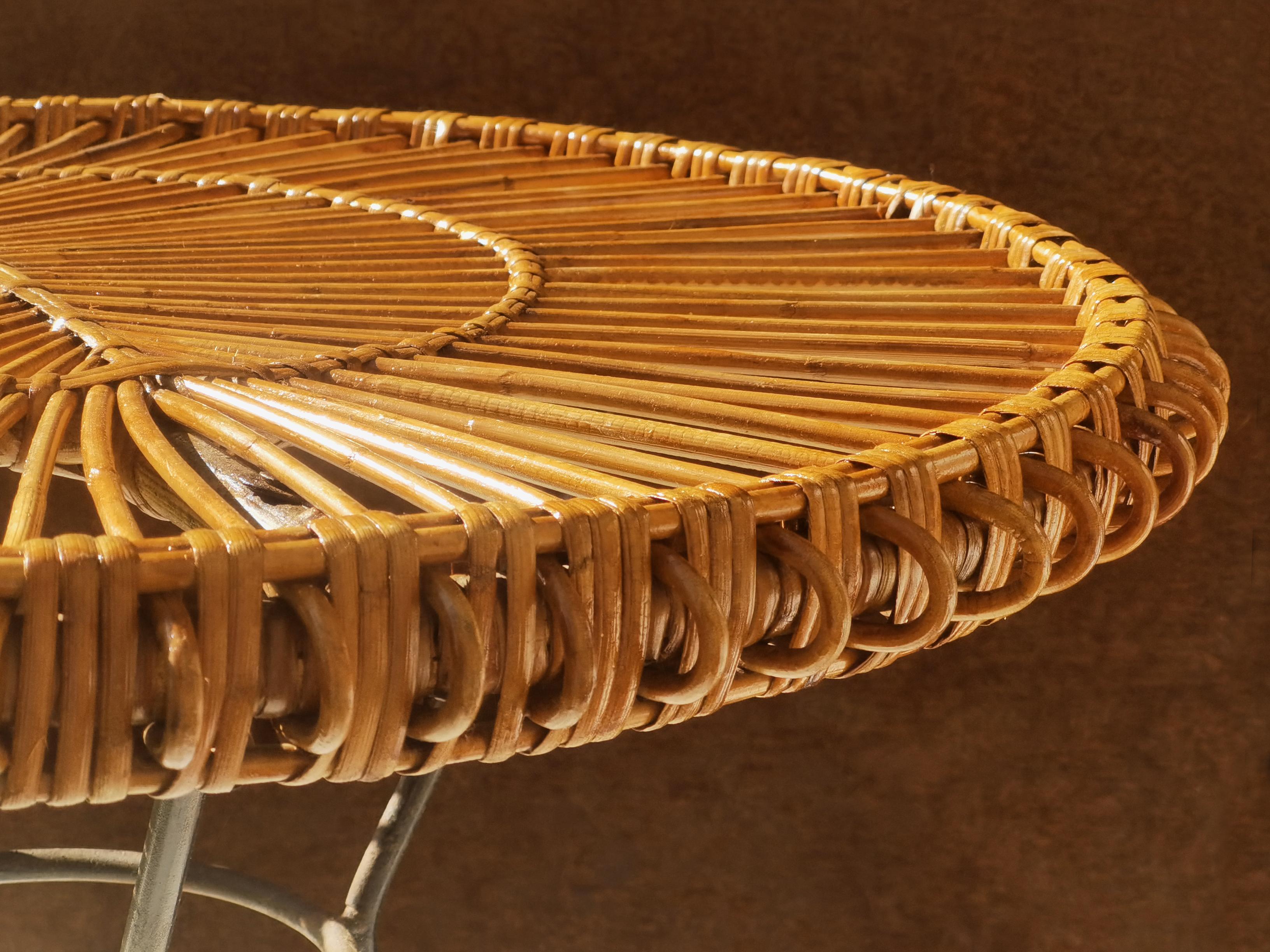 Table D'appoint en rotin moderniste du milieu du siècle dernier, France 1950 en vente 2