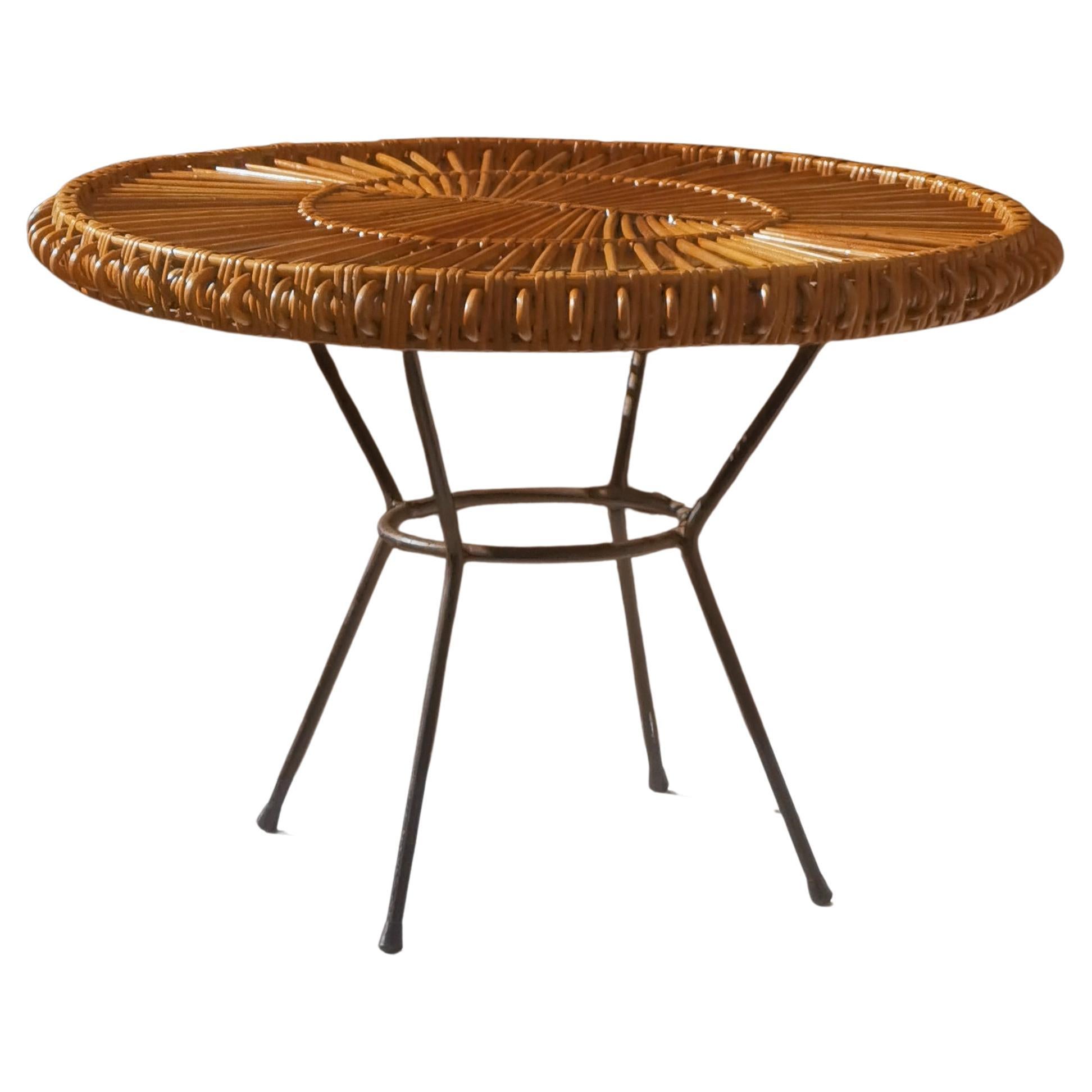 Table D'appoint en rotin moderniste du milieu du siècle dernier, France 1950 en vente