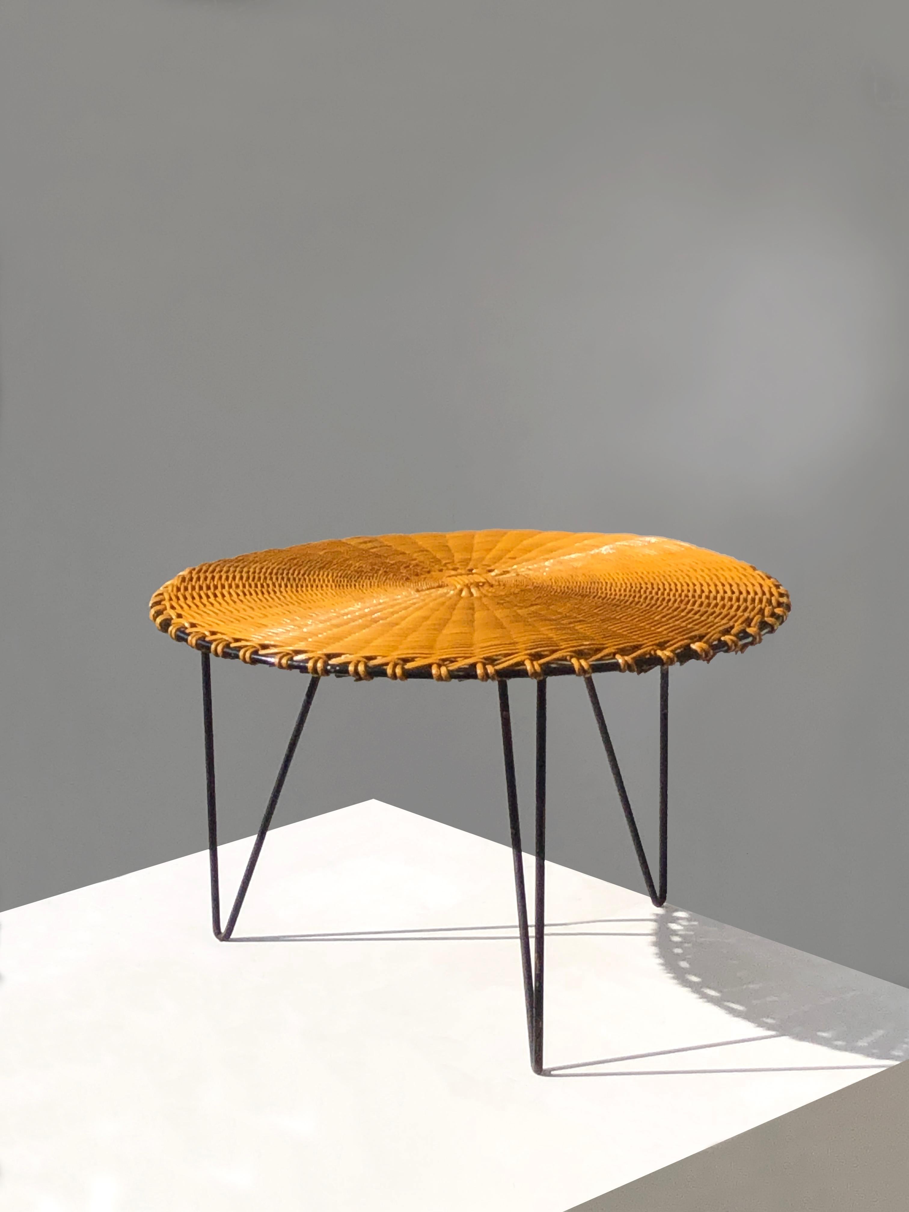 Authentique table basse circulaire tripode, guéridon ou table d'appoint, Moderniste, Reconstruction, Free-Form, structure tripode 