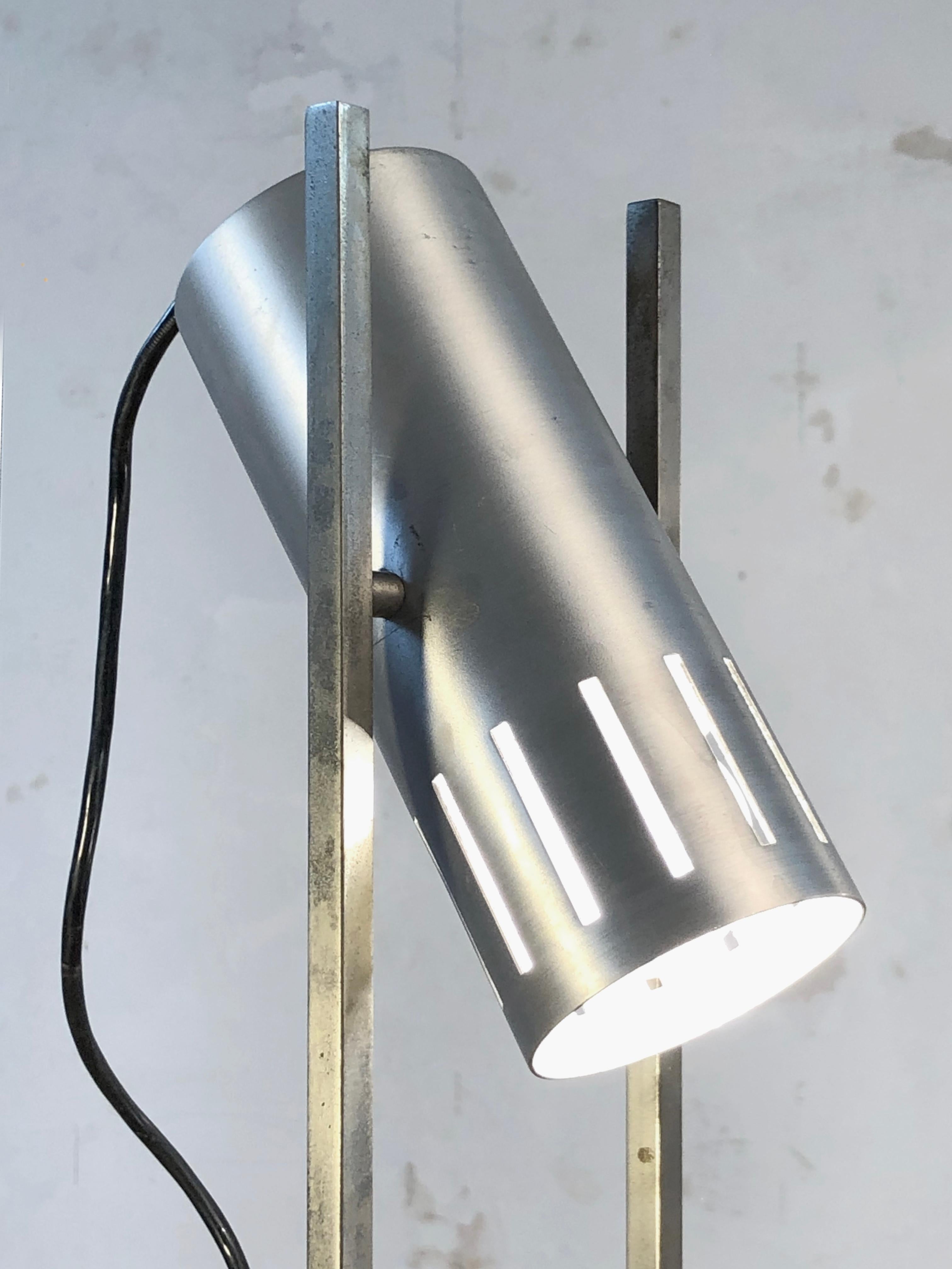 A MID-CENTURY-MODERN MODERNIST Tischlampe von STILNOVO, Italien 1950 im Zustand „Gut“ im Angebot in PARIS, FR