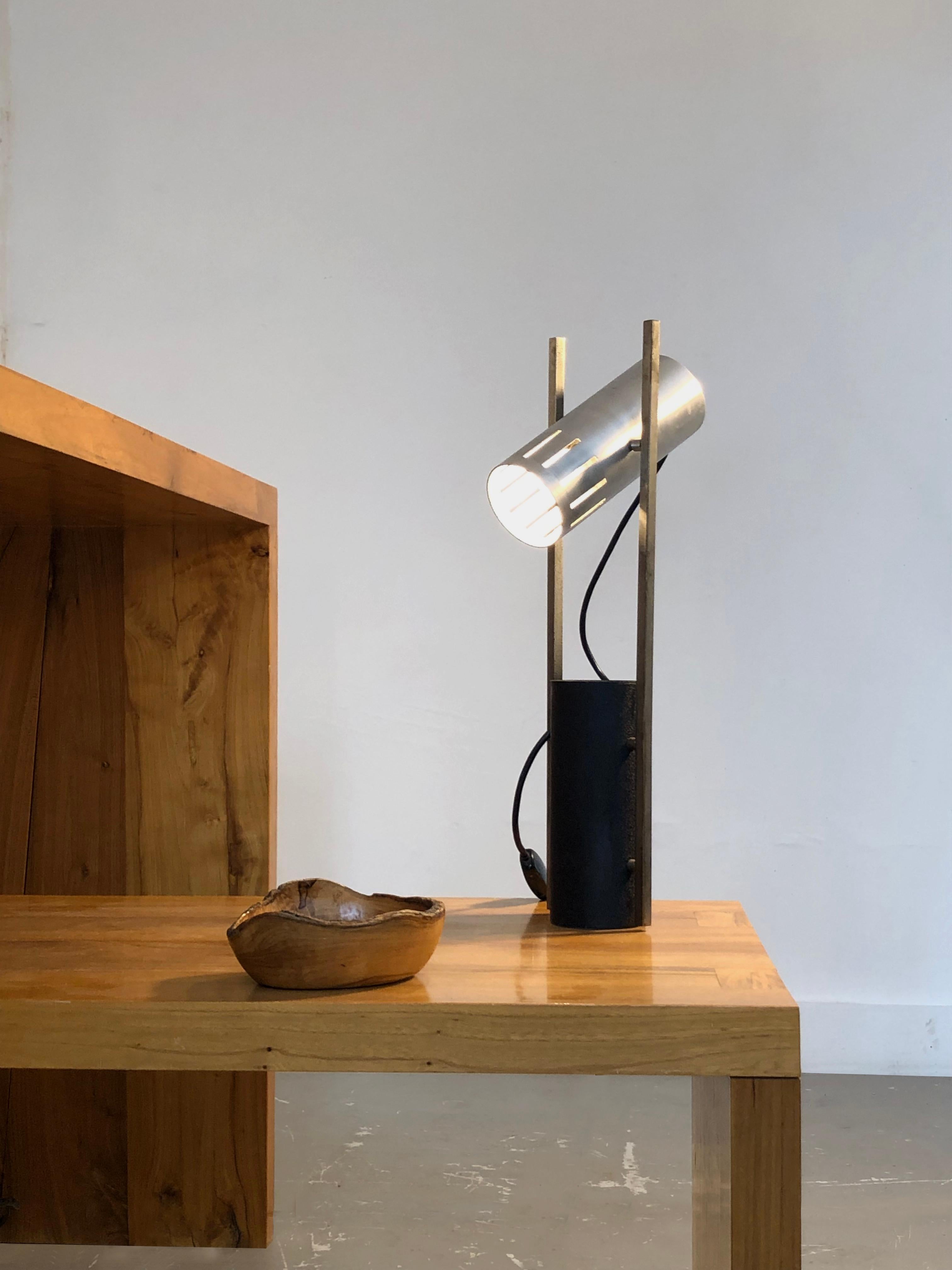 A MID-CENTURY-MODERN MODERNIST Tischlampe von STILNOVO, Italien 1950 (Metall) im Angebot