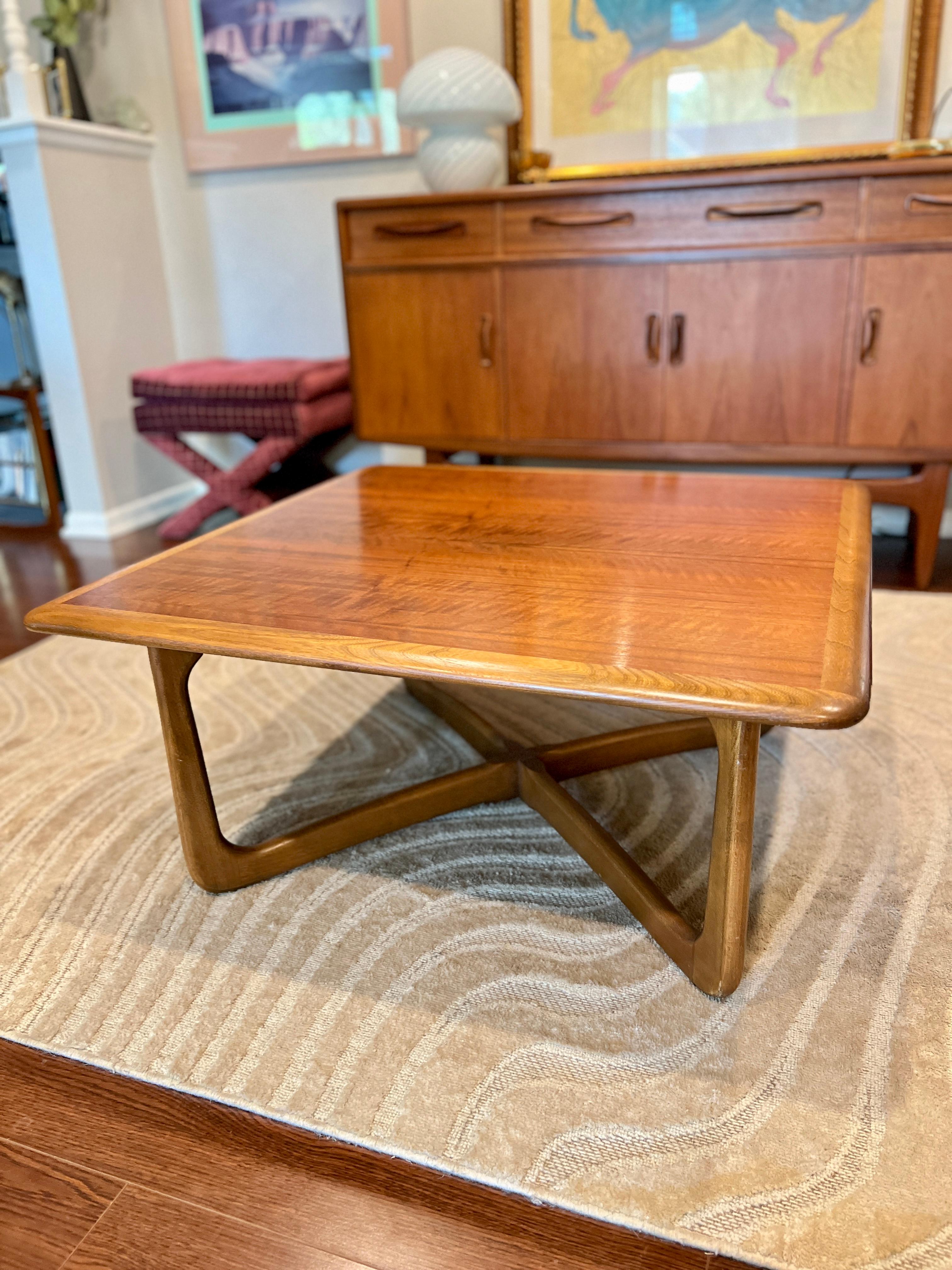 Mid-Century Modern A mid century modern oak coffee table by Lane. Part of perception collection 