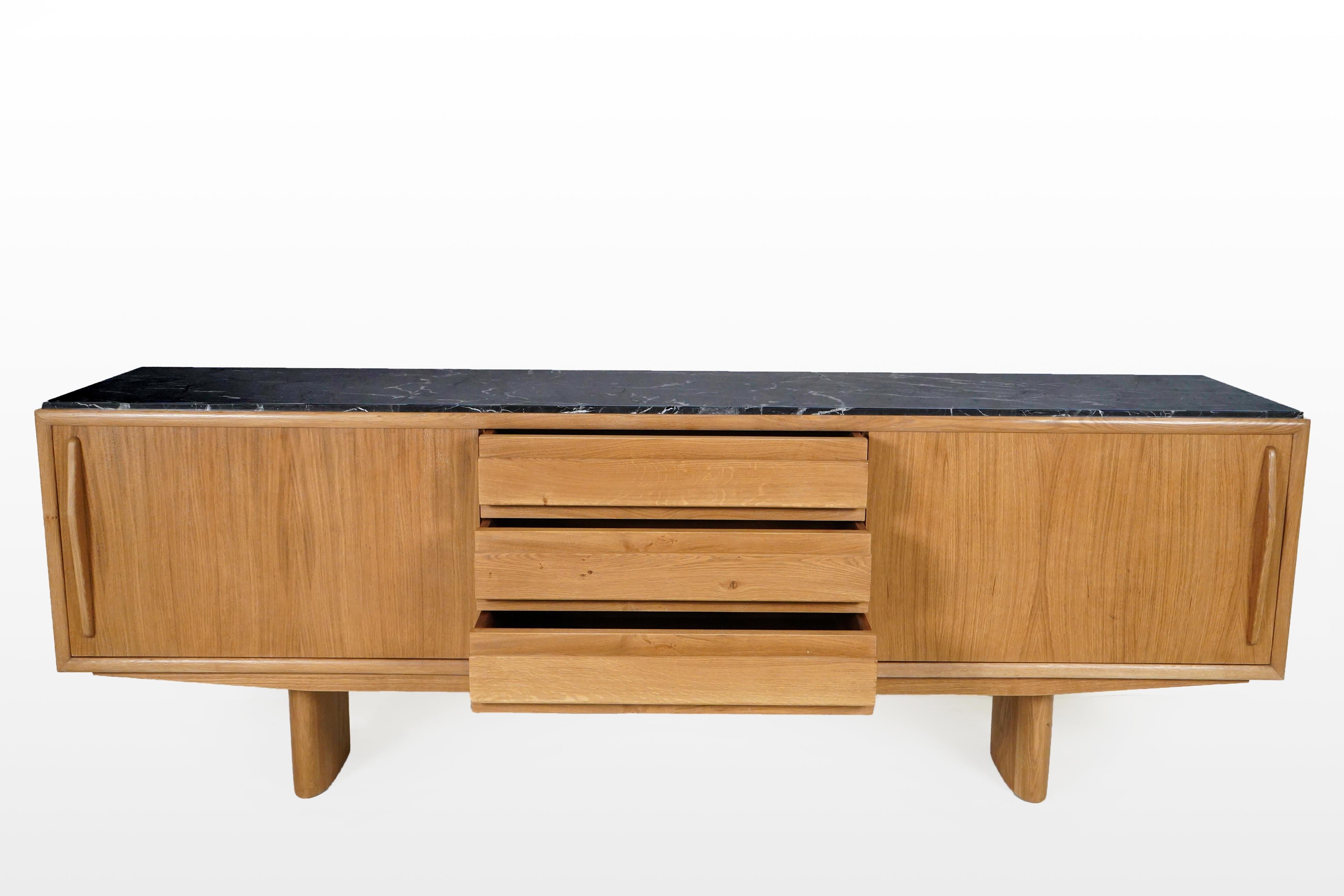 Mid-Century Modern Oak Sideboard with 2 Sliding Doors and 3 Drawers In Good Condition For Sale In Chicago, IL