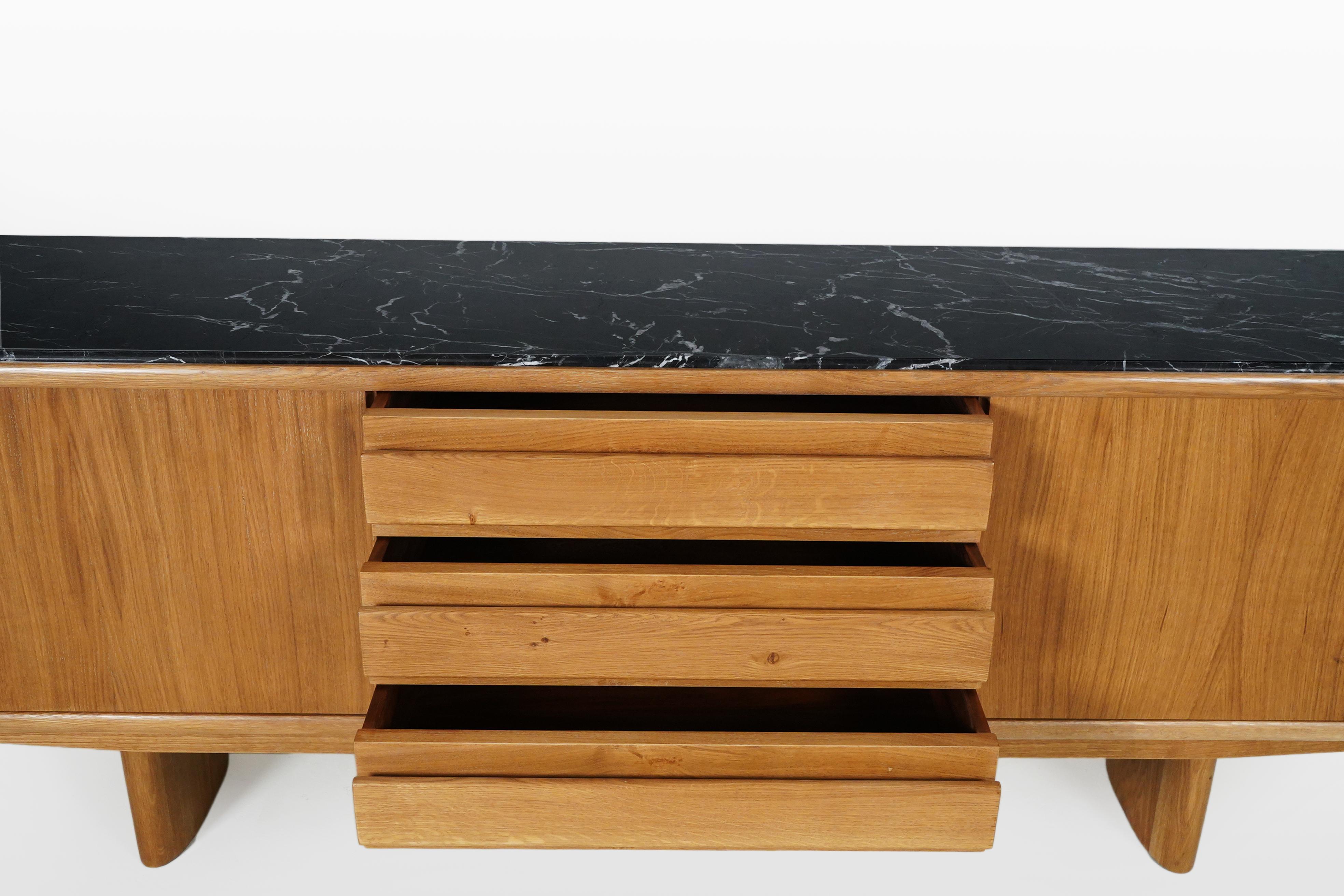 Mid-Century Modern Oak Sideboard with 2 Sliding Doors and 3 Drawers For Sale 1