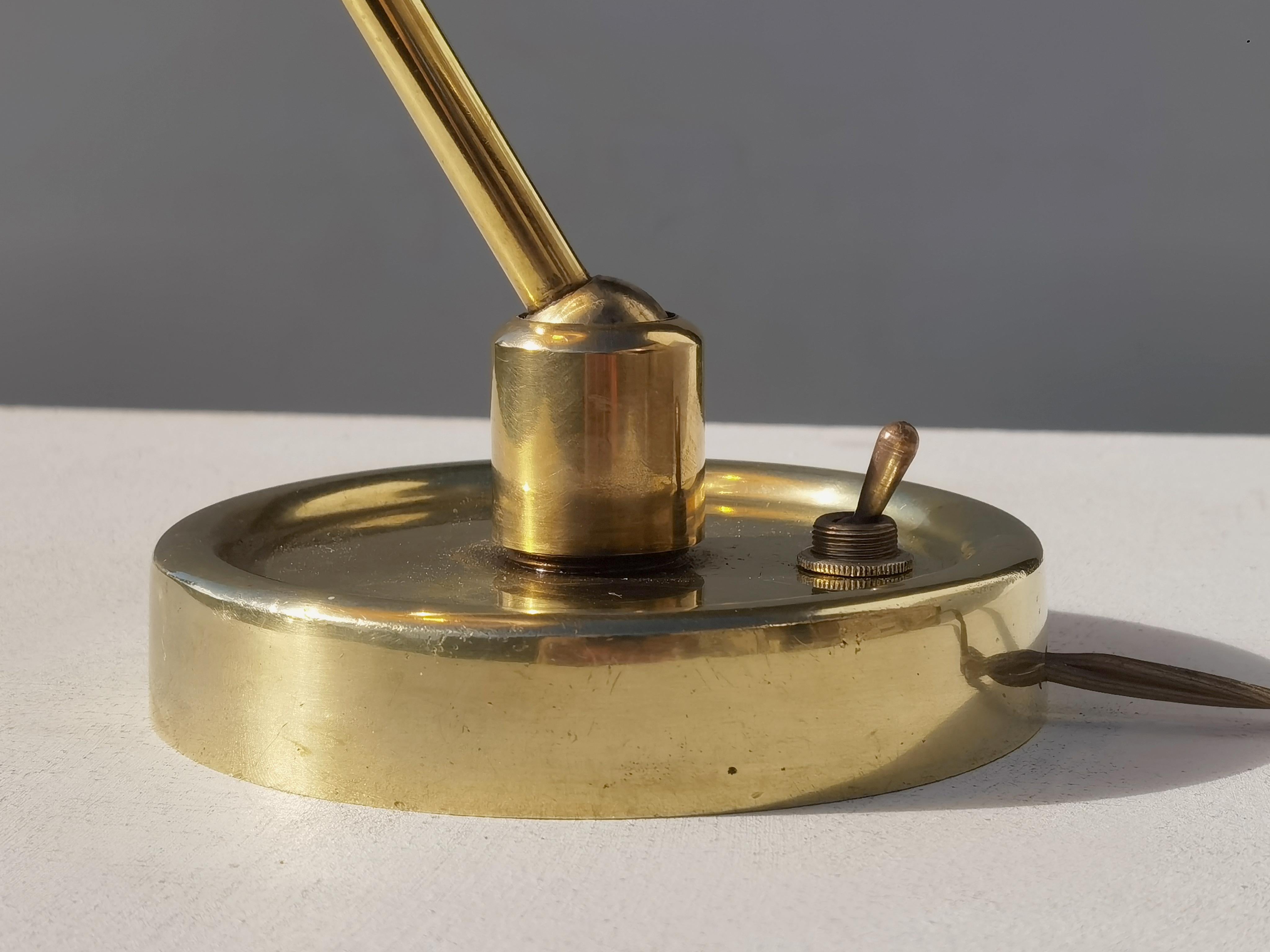LÁMPARA DE MESA ORIENTABLE MODERNA DE MEDIO SIGLO de MAISON LUNEL, Francia 1950 mediados del siglo XX en venta