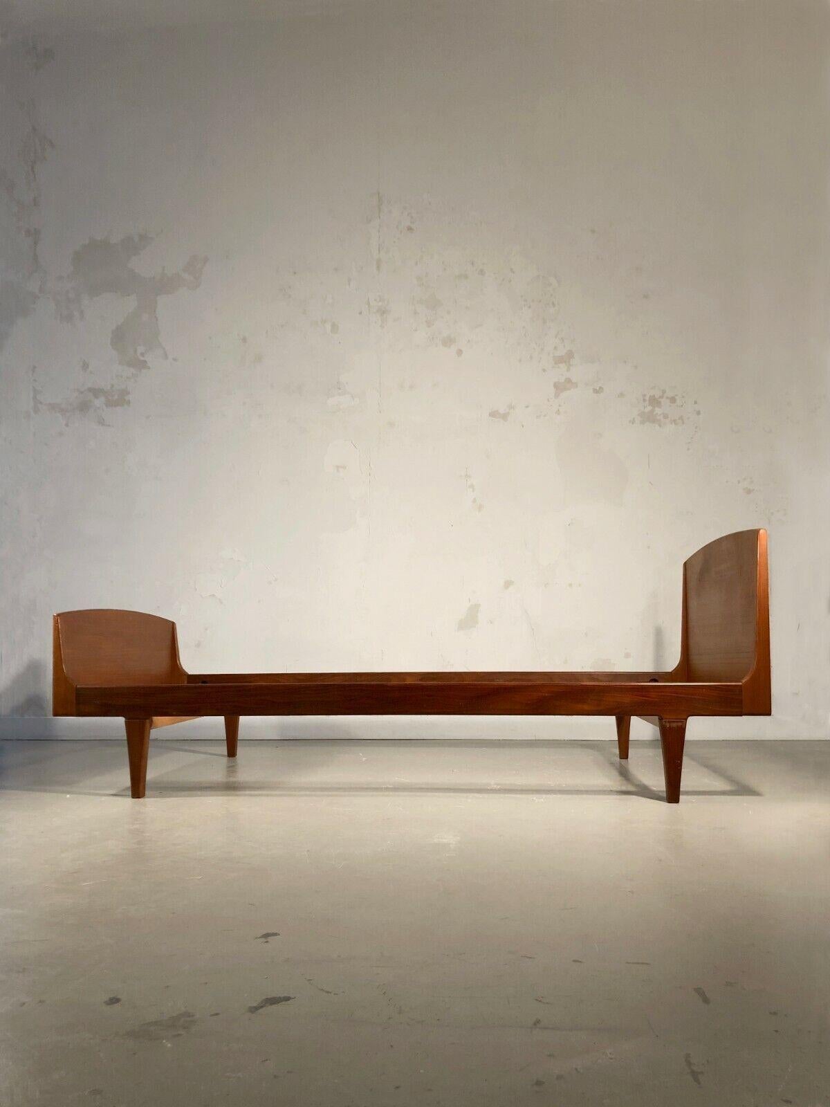A 1-seater daybed or daybed, Modernist, Reconstruction, from Forme-Libre, Dansk, Scandinavian, from Forme-Libre, solid wood assembly with rounded lines, attributed to Roger Landault, France 1950.
In the spirit of J.A. Motte, René Caillette, etc...