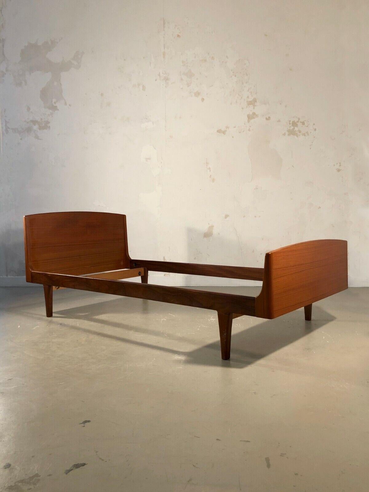 A MID-CENTURY-MODERN RECONSTRUCTION Bed DAYBED by ROGER LANDAULT, France, 1950 In Good Condition For Sale In PARIS, FR