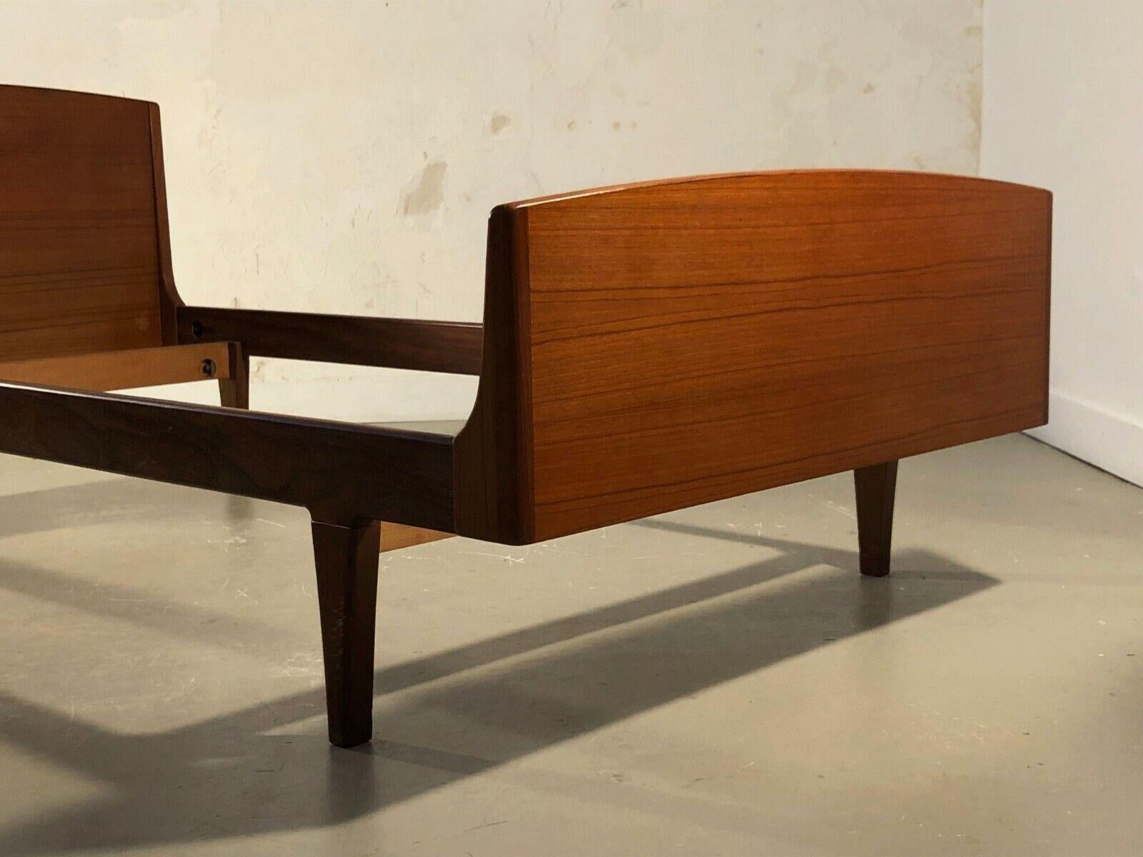 A MID-CENTURY-MODERN RECONSTRUCTION Bett DAYBED by ROGER LANDAULT, Frankreich, 1950 (Mahagoni) im Angebot