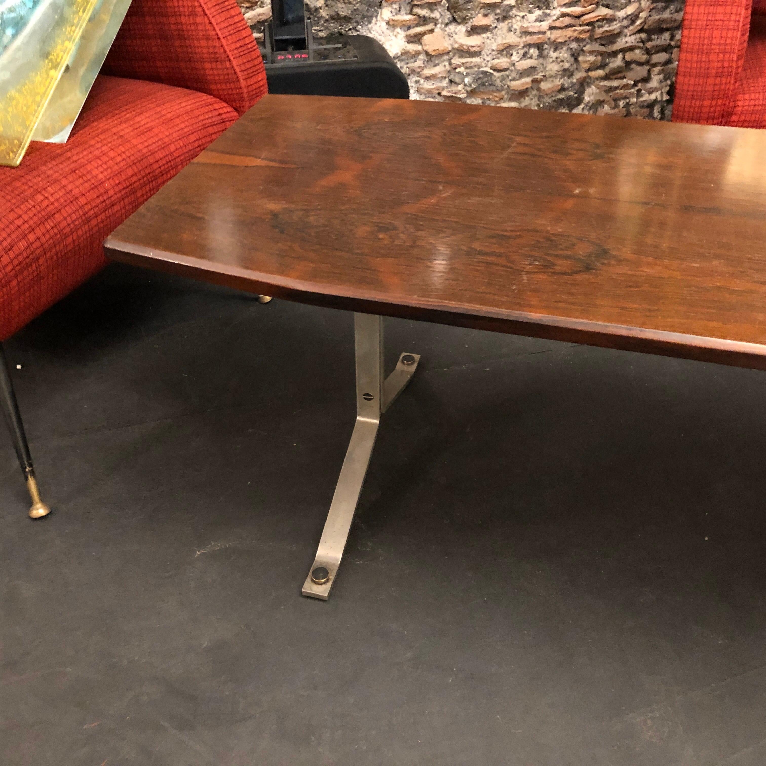 20ième siècle Table basse italienne en bois de rose:: Rio et acier:: datant du milieu du siècle dernier:: vers 1970 en vente