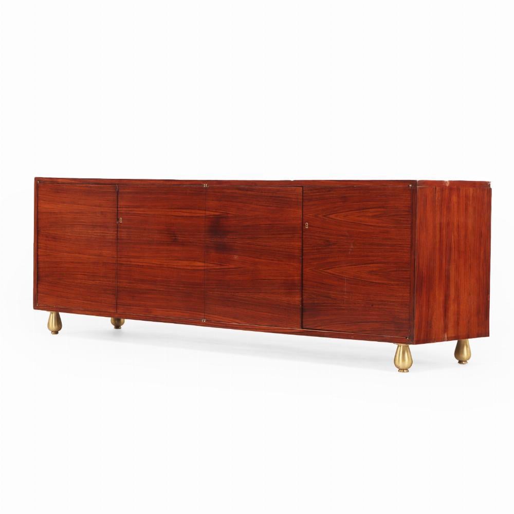 A Mid Century Modern Rosewood Sideboard Credenza, C. 1950. Bon état - En vente à Philadelphia, PA