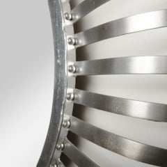 Espejo redondo de estilo industrial moderno de mediados de siglo, revestido de plata, hacia 1960