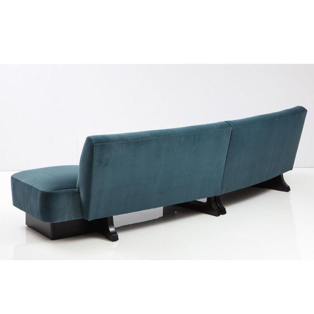 Rare paire de canapés sculpturaux des années 1950, évoquant des formes de nuages avec leurs silhouettes doucement incurvées et leurs profils organiques et bas. Ces pièces, qui illustrent les tendances biomorphiques du design moderne du milieu du