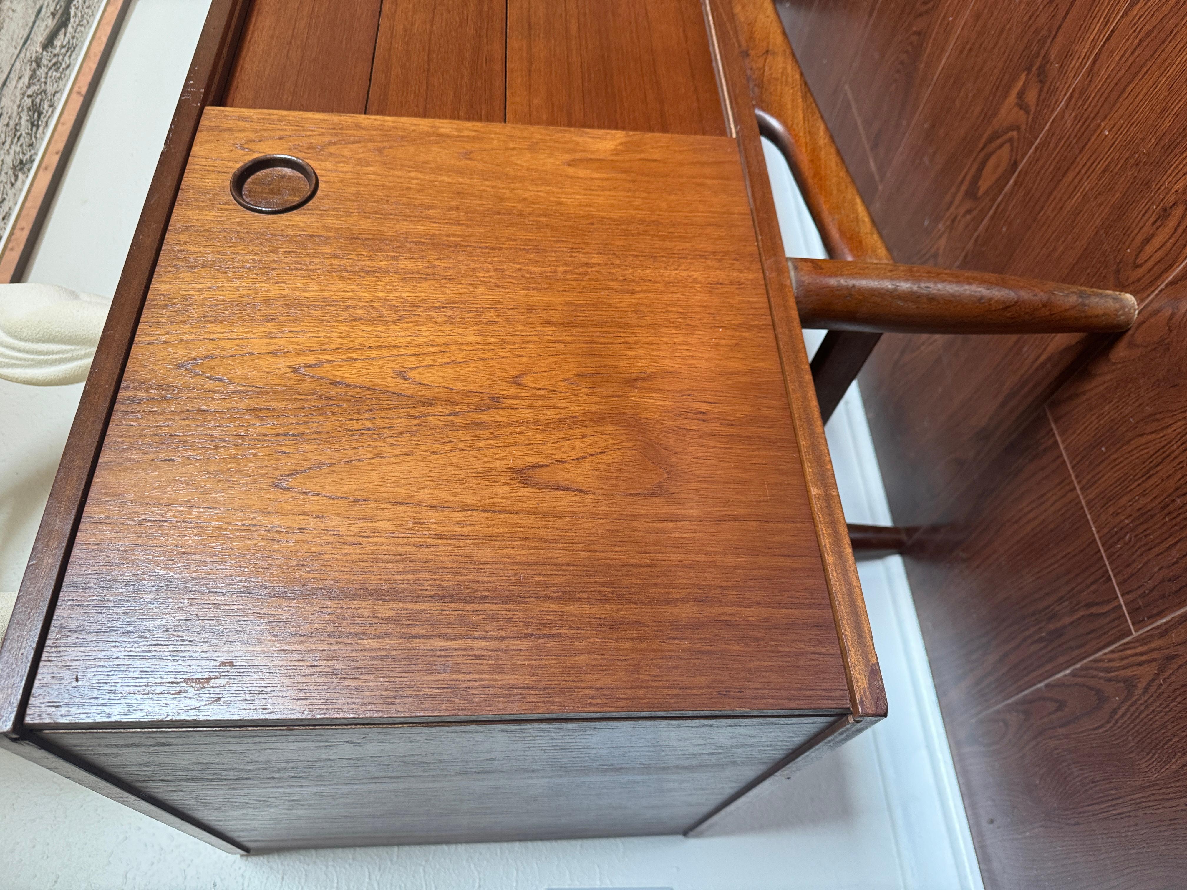 A mid century modern sideboard by Avalon, circa 1960s 2