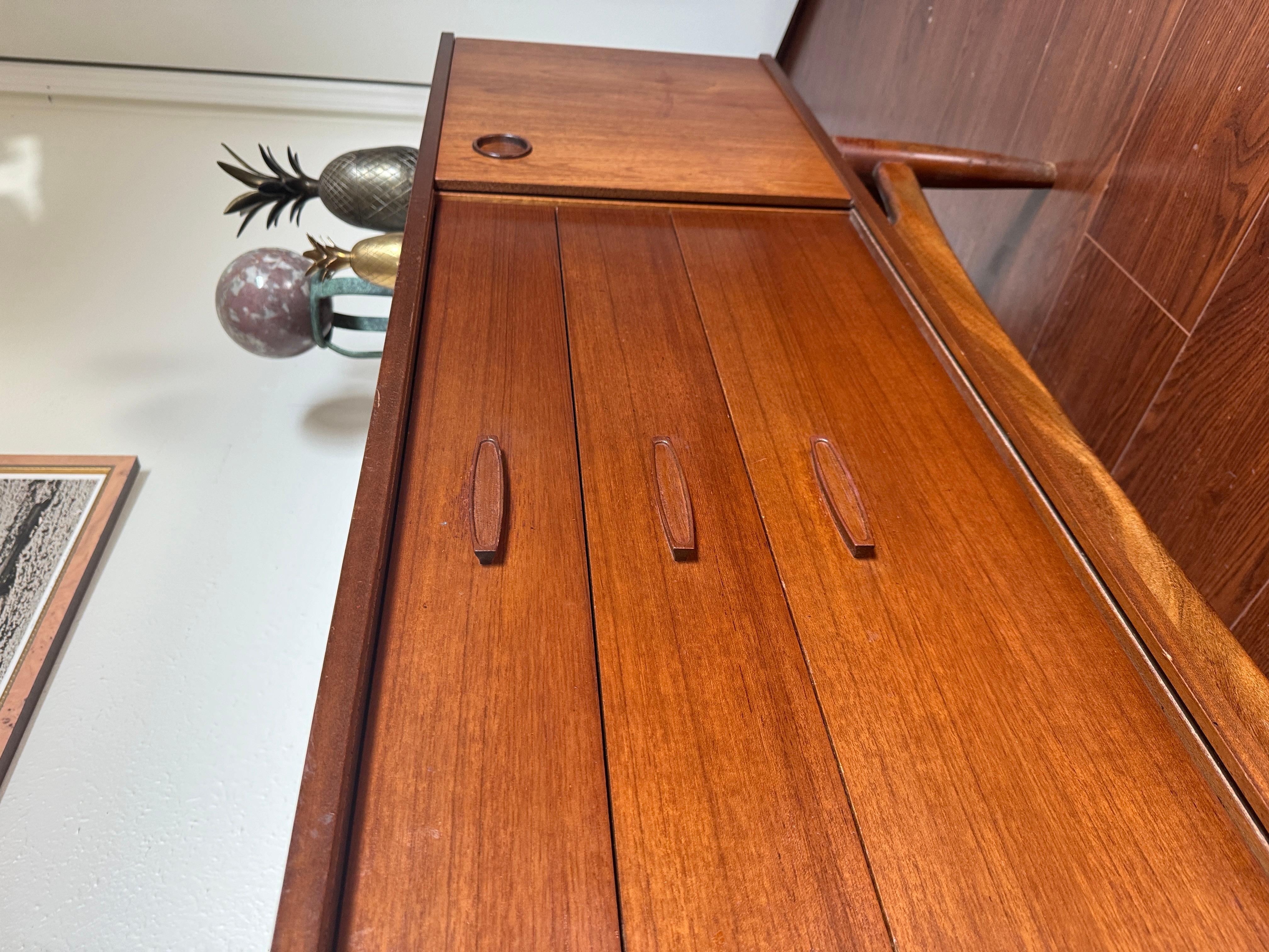 A mid century modern sideboard by Avalon, circa 1960s 1