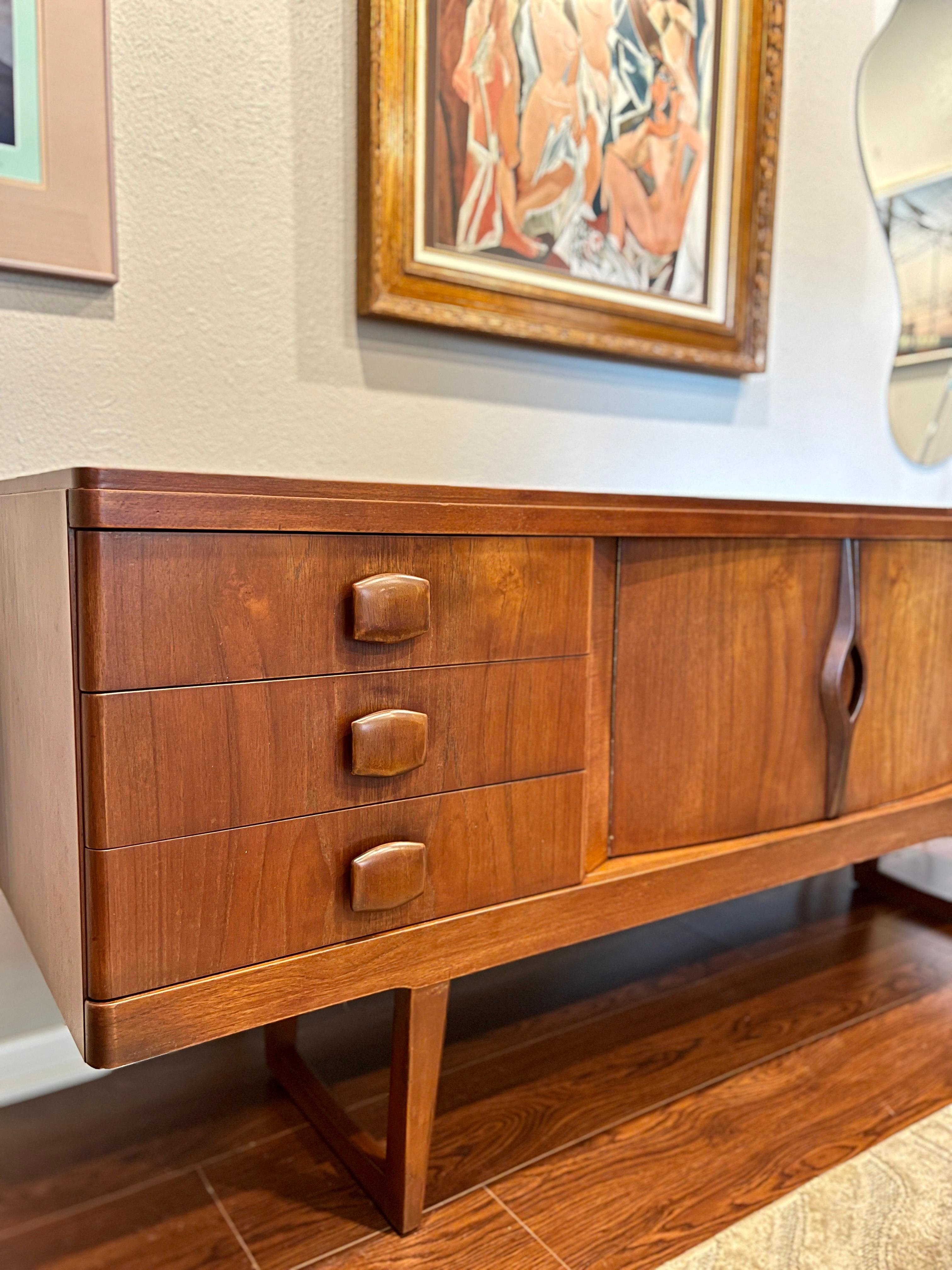 A mid century modern sideboard in teak by Stonehill, circa 1960s 8