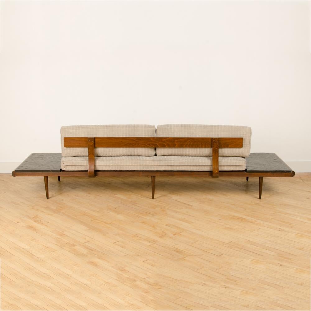 Ein Mid-Century Modern-Sofa in der Art von Adrian Pearsall. Beistelltische aus Nussbaum mit Schieferintarsien, CIRCA 1950er Jahre.
  