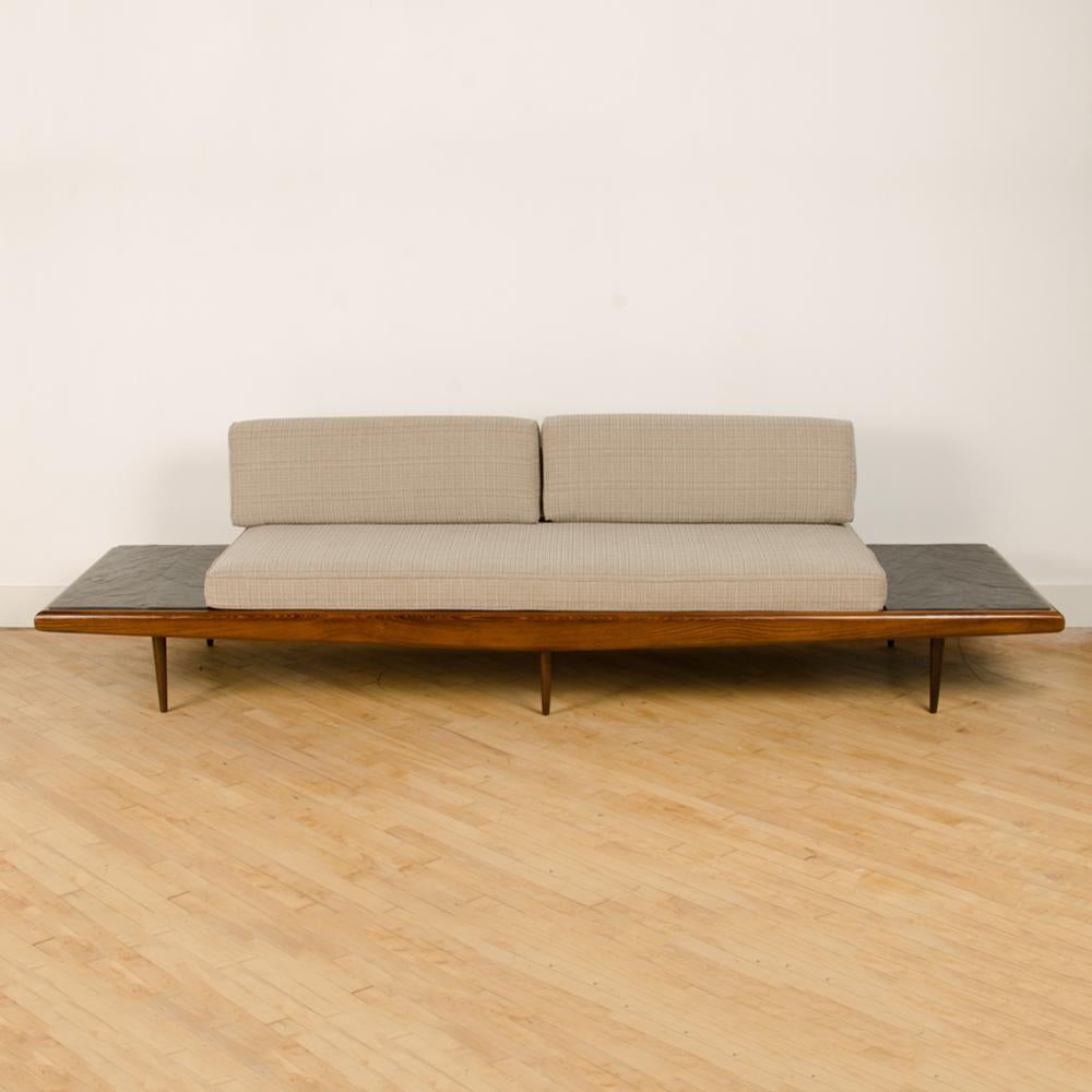 Modernes Sofa aus der Mitte des Jahrhunderts in der Art von Adrian Pearsall, um 1950 (Mitte des 20. Jahrhunderts) im Angebot