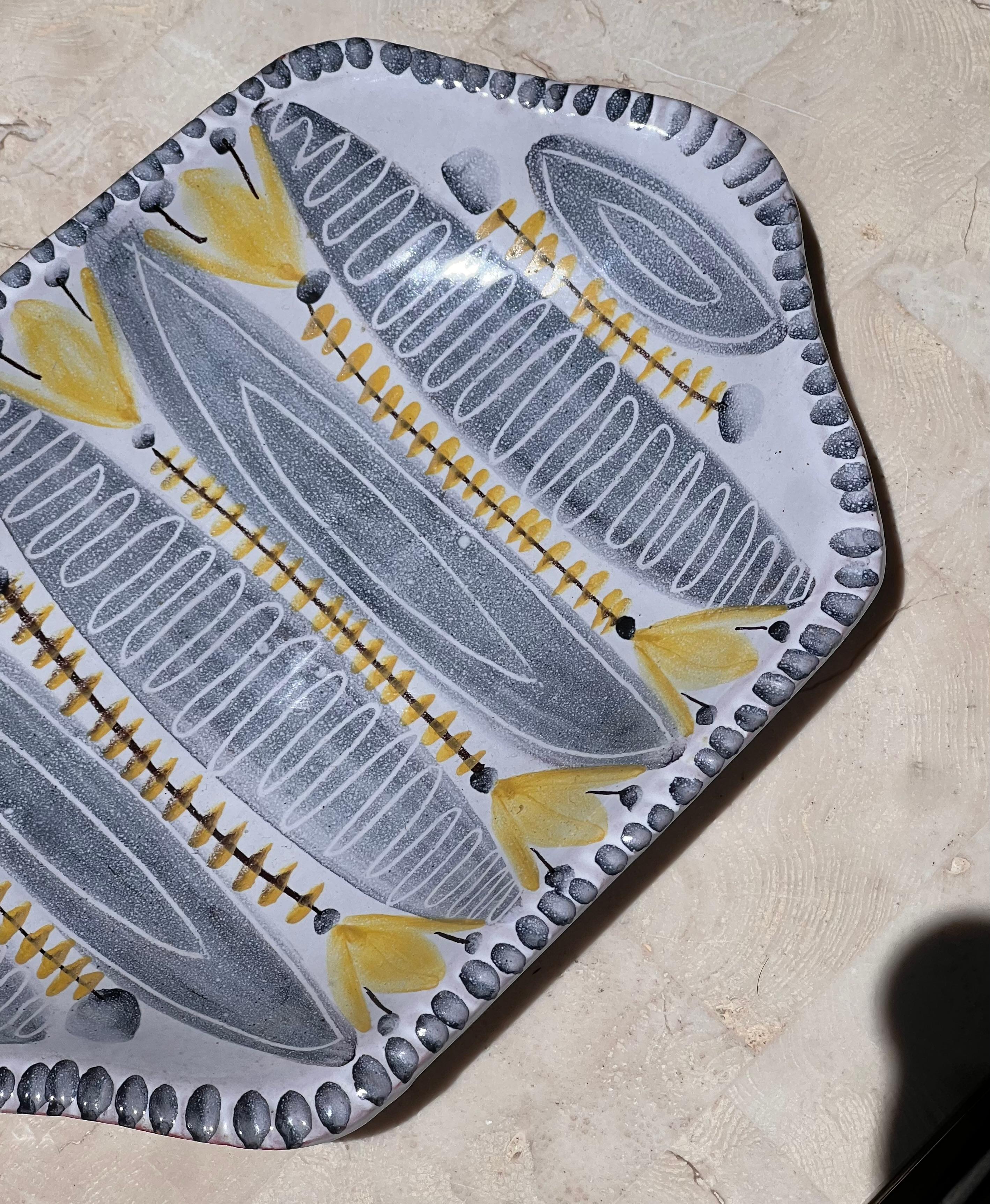 Ein wunderschöner, handbemalter Keramikteller, hergestellt in Schweden Mitte des 20. Töne von Heidekrautgrau, Immergrün und Buttergelb. Verso signiert.