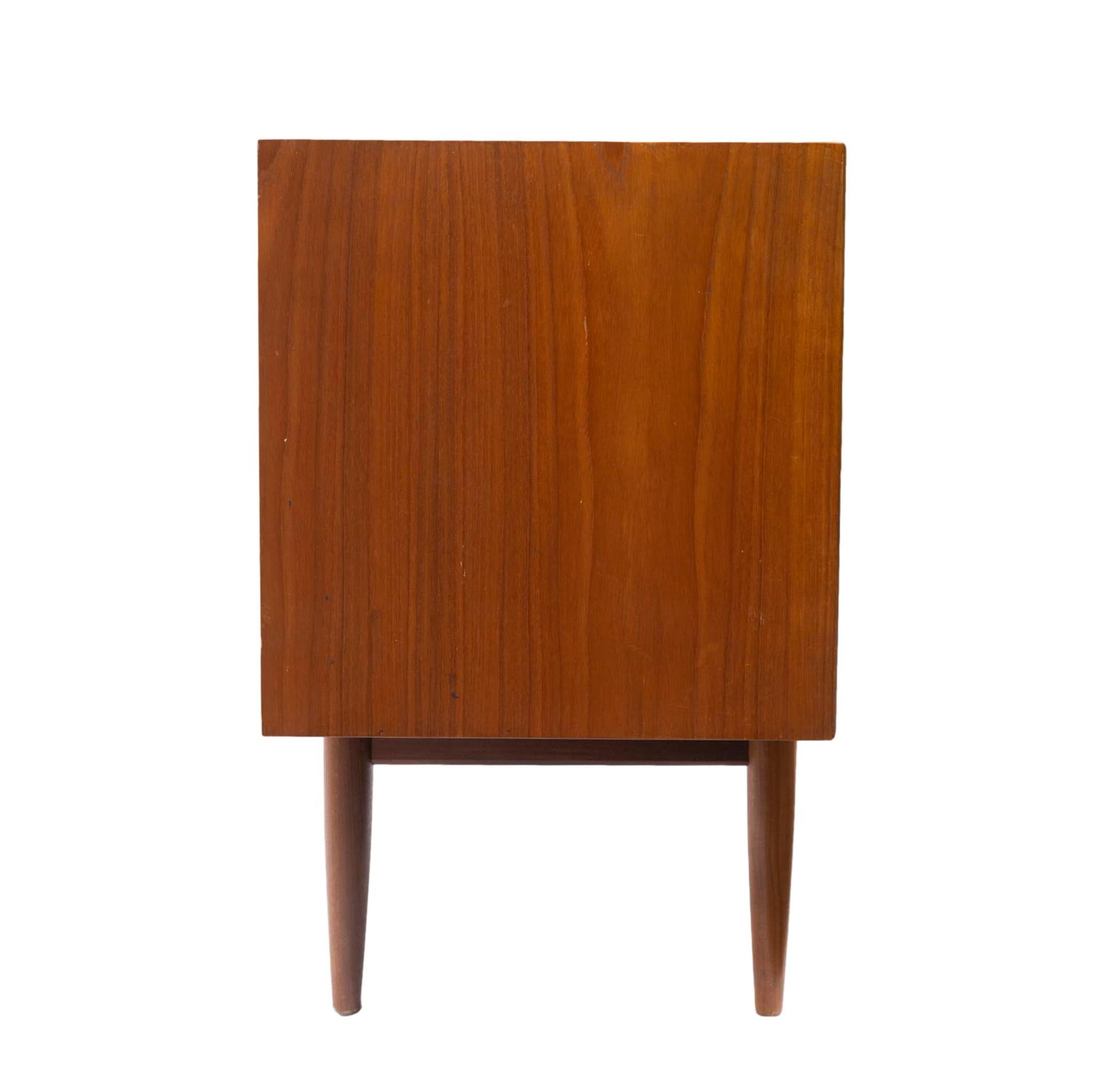 Mid-Century Modern G-Plan teak sideboard, with a pull-down door cabinet door for the drinks cabinet (right), with a bank of four drawers, the top drawer fitted for cutlery, and two cabinet doors with long shelves, with solid teak organically